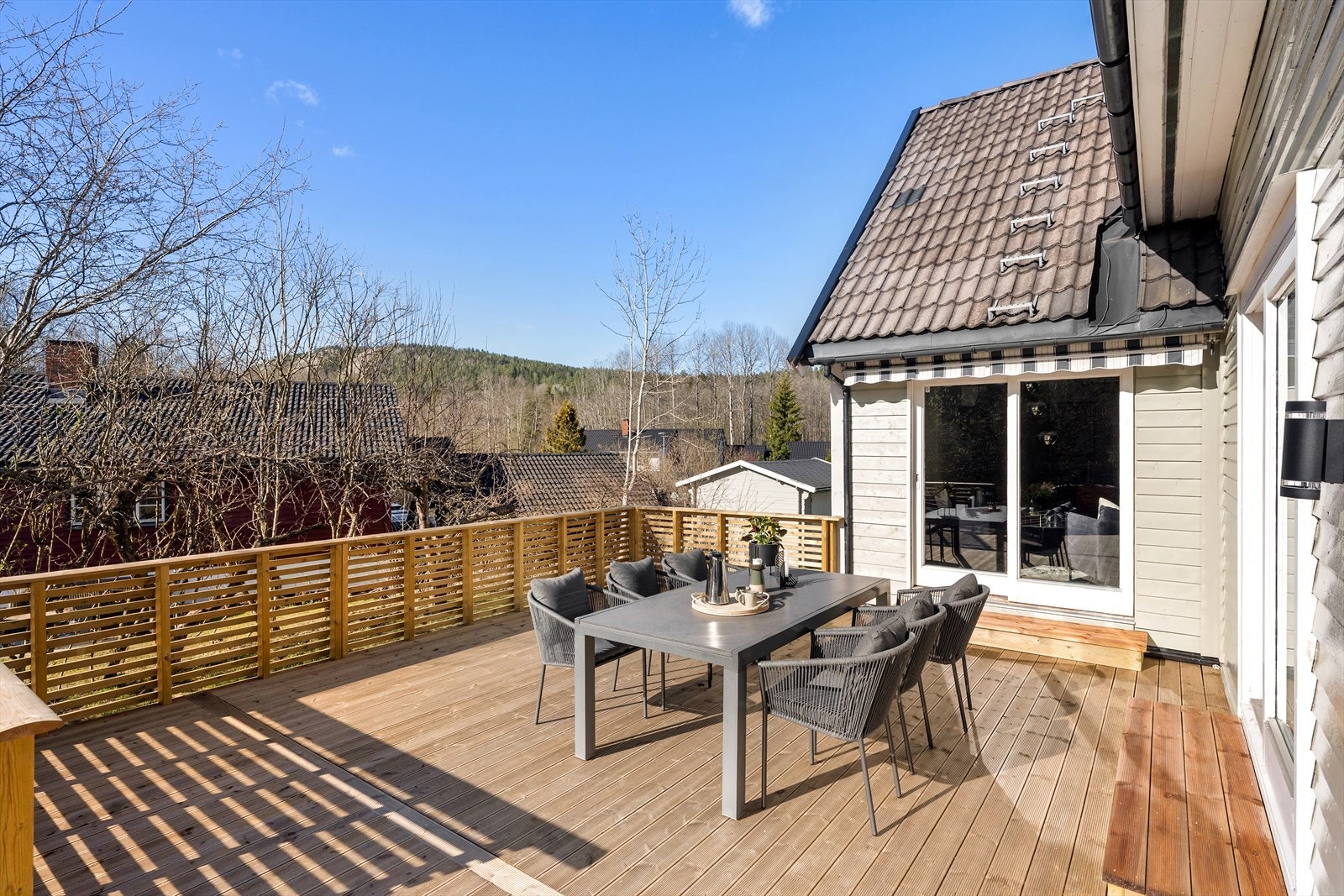 Det er montert markise på terrassedøren utenfor stuedelen. Denne skjermer godt for solen på de varmeste dagene. Galleribilde