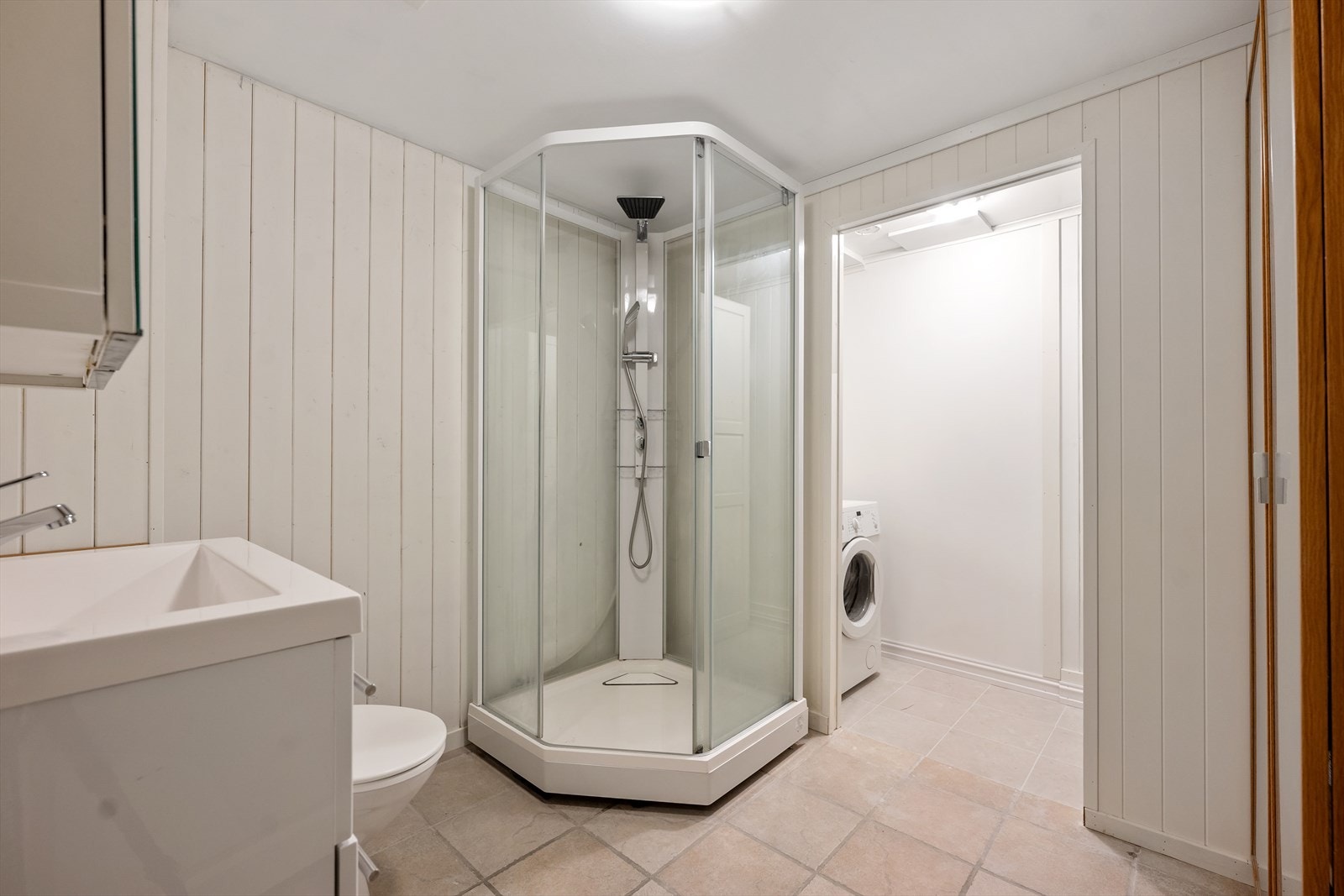 Hybeldel: Bad innredet med dusjkabinett toalett, servant i skuffeinnredning og speilskap. Innenfor badet er det opplegg for vaskemaskin. Galleribilde