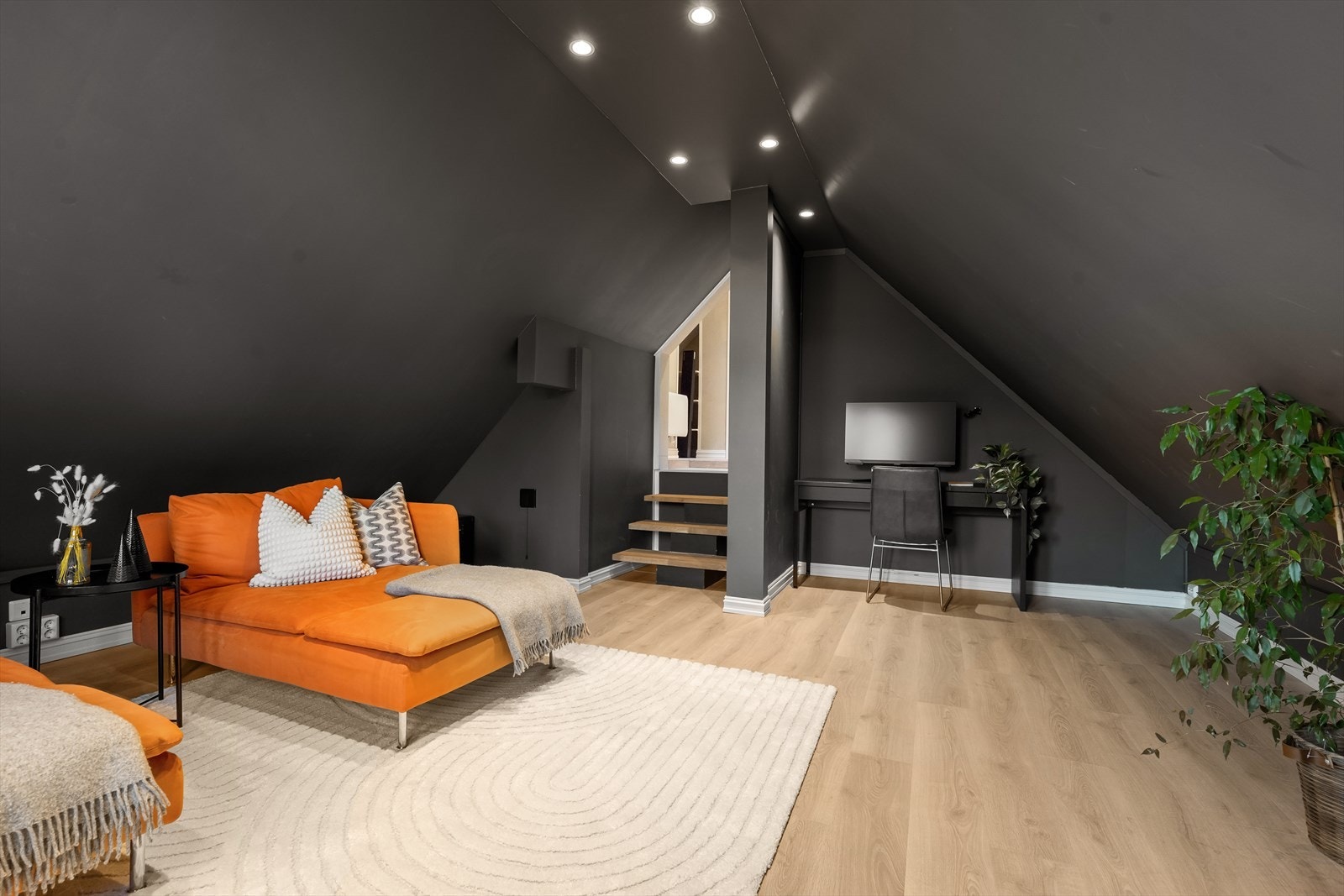 Romslig soverom/loftstue. Her er det god takhøyde under skråtaket og god plass til møblering etter ønske. Galleribilde