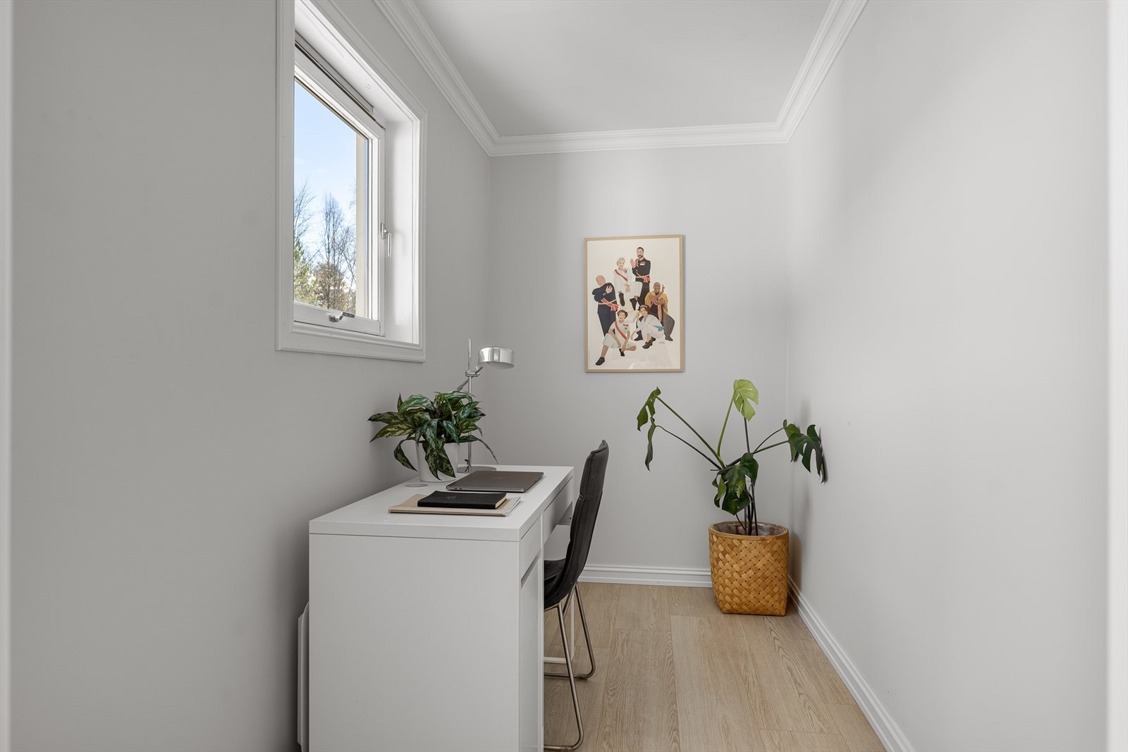 Ved siden av kjøkkenet ligger dette rommet som i dag brukes som hjemmekontor. Galleribilde