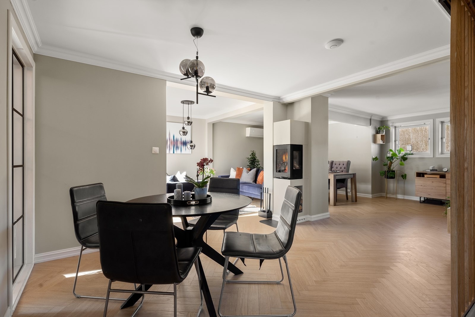 Mellom kjøkkenet og stuen er det plass til en frokostplass hvis man ønsker det. Galleribilde