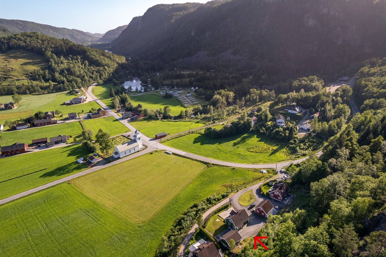Kvåsgarden og område foran boligen. Galleribilde