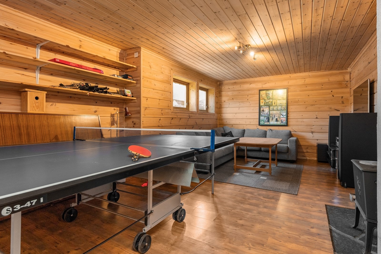 Rom i kjeller - bod. Brukes til stue. Ikke godkjent til varig opphold. Vedovn og v.kabel. Galleribilde