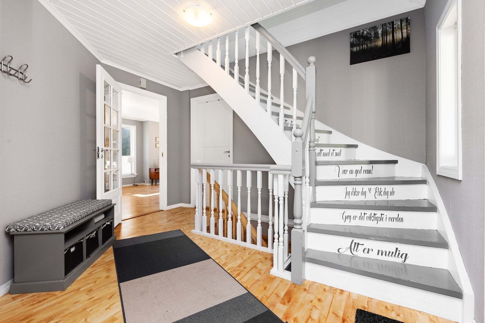 Gang m/trapp til loft Galleribilde