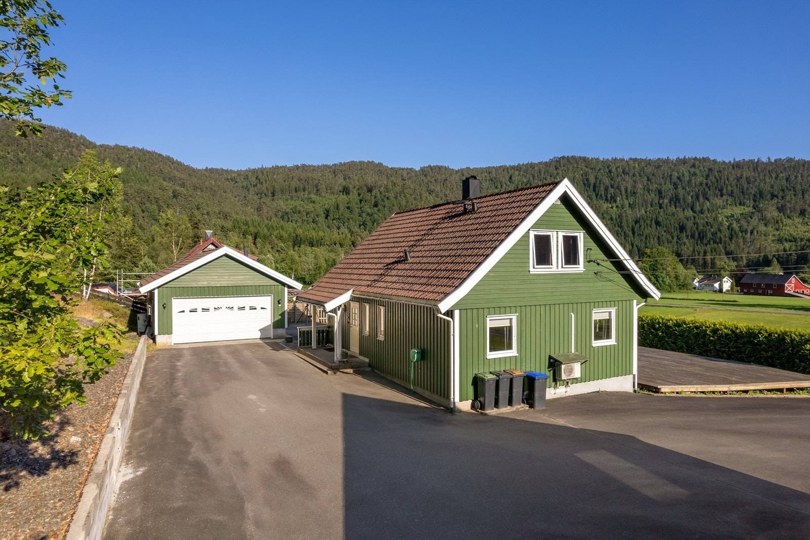 Asfaltert tun og god parkering. Galleribilde