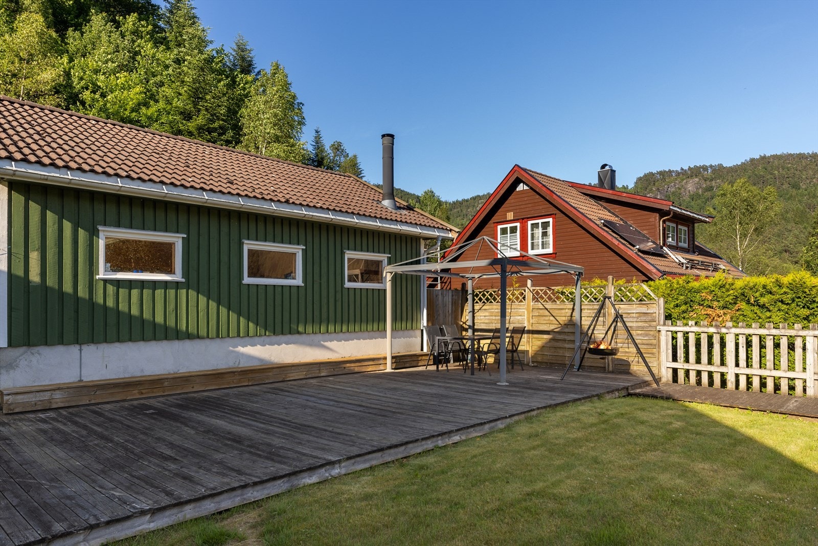 Fin uteplass på terrasse ved garasje. Sørvendt. Galleribilde