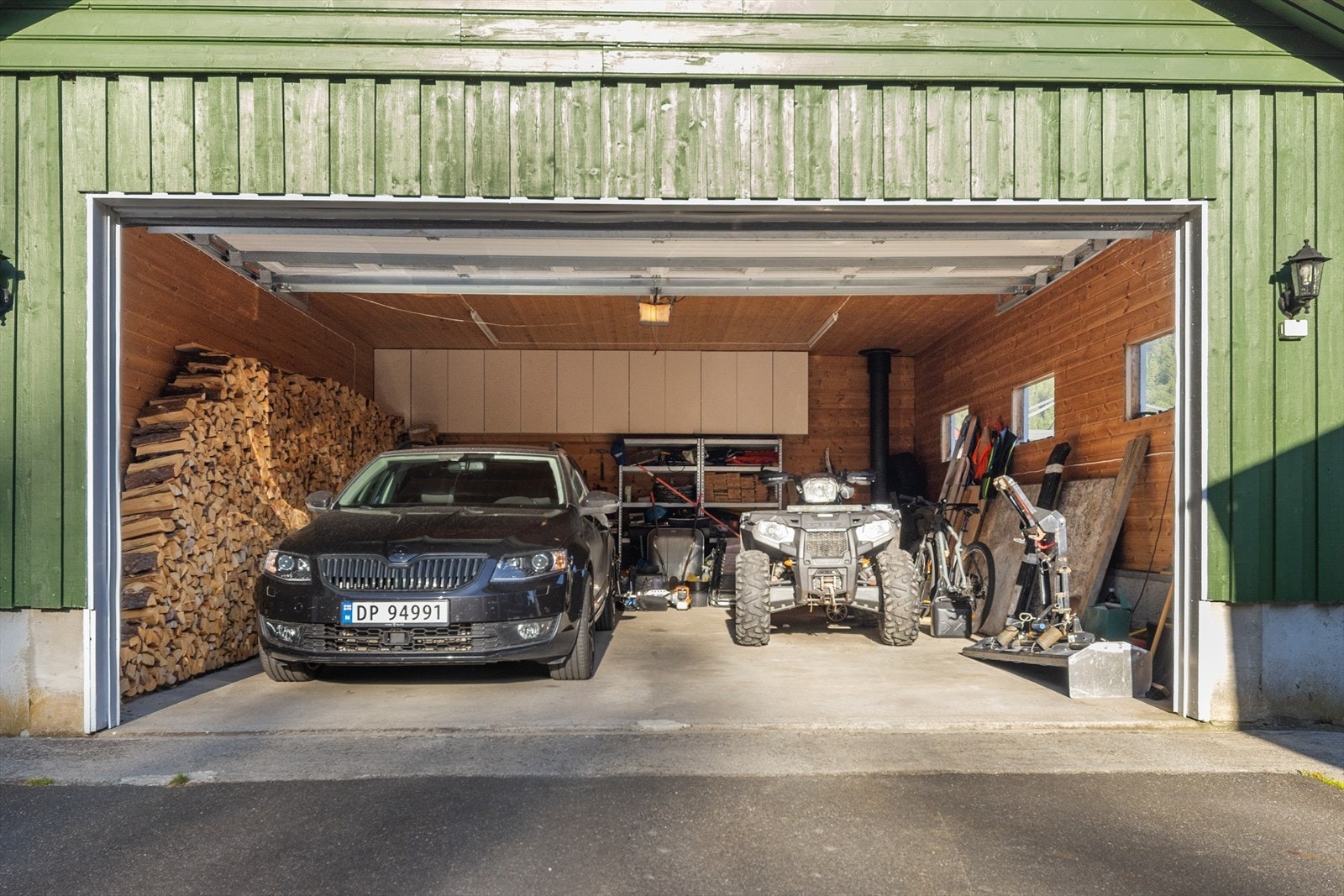 Dobbel garasje m/strøm og vedovn. Galleribilde