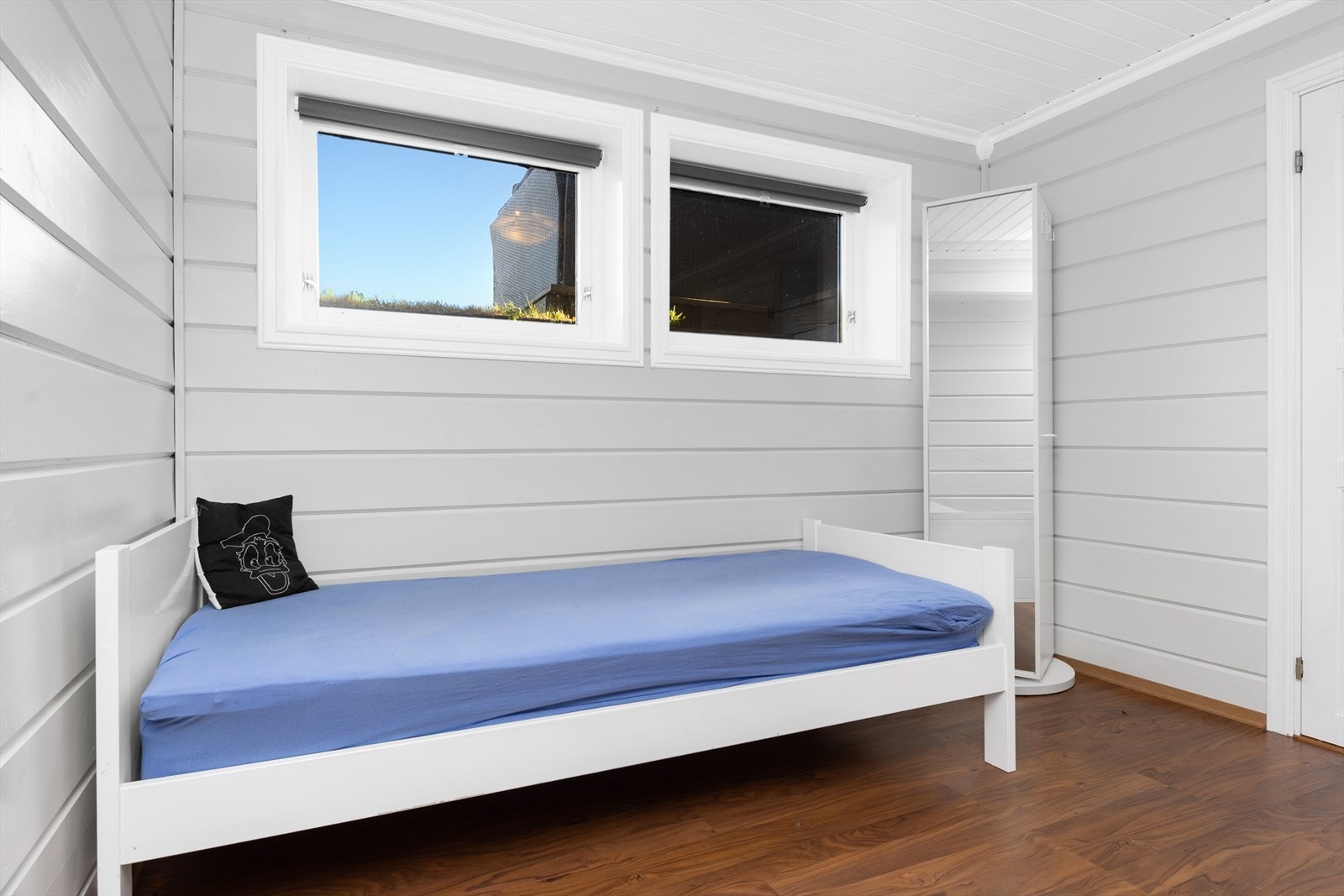 Rom i kjeller - bod. Brukes til soverom. Ikke godkjent til varig opphold. V.kabel. Galleribilde