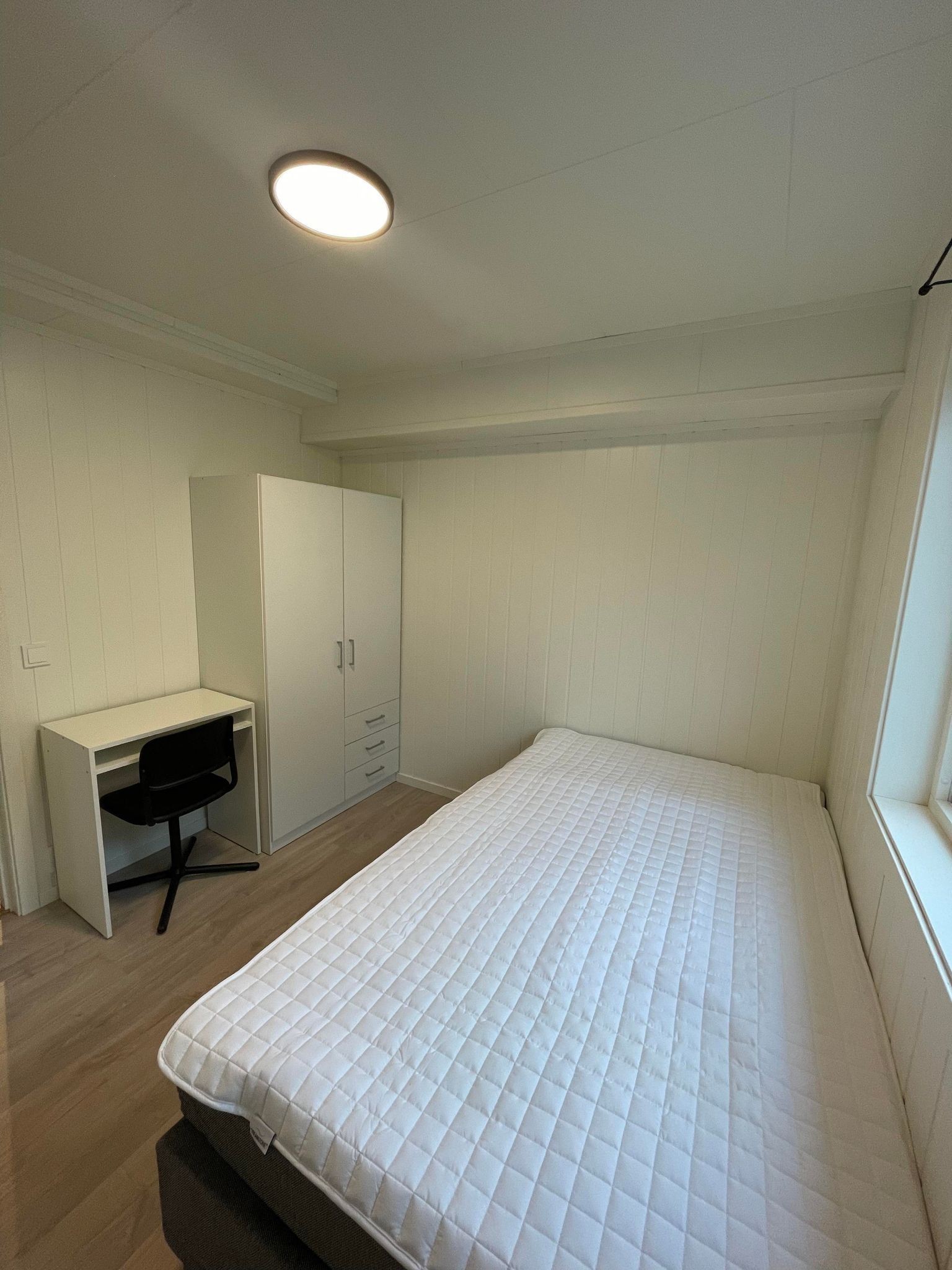 Rom 2 i 1.etg
Rom 2, har også eget 55" SmartTV på vegg. Galleribilde