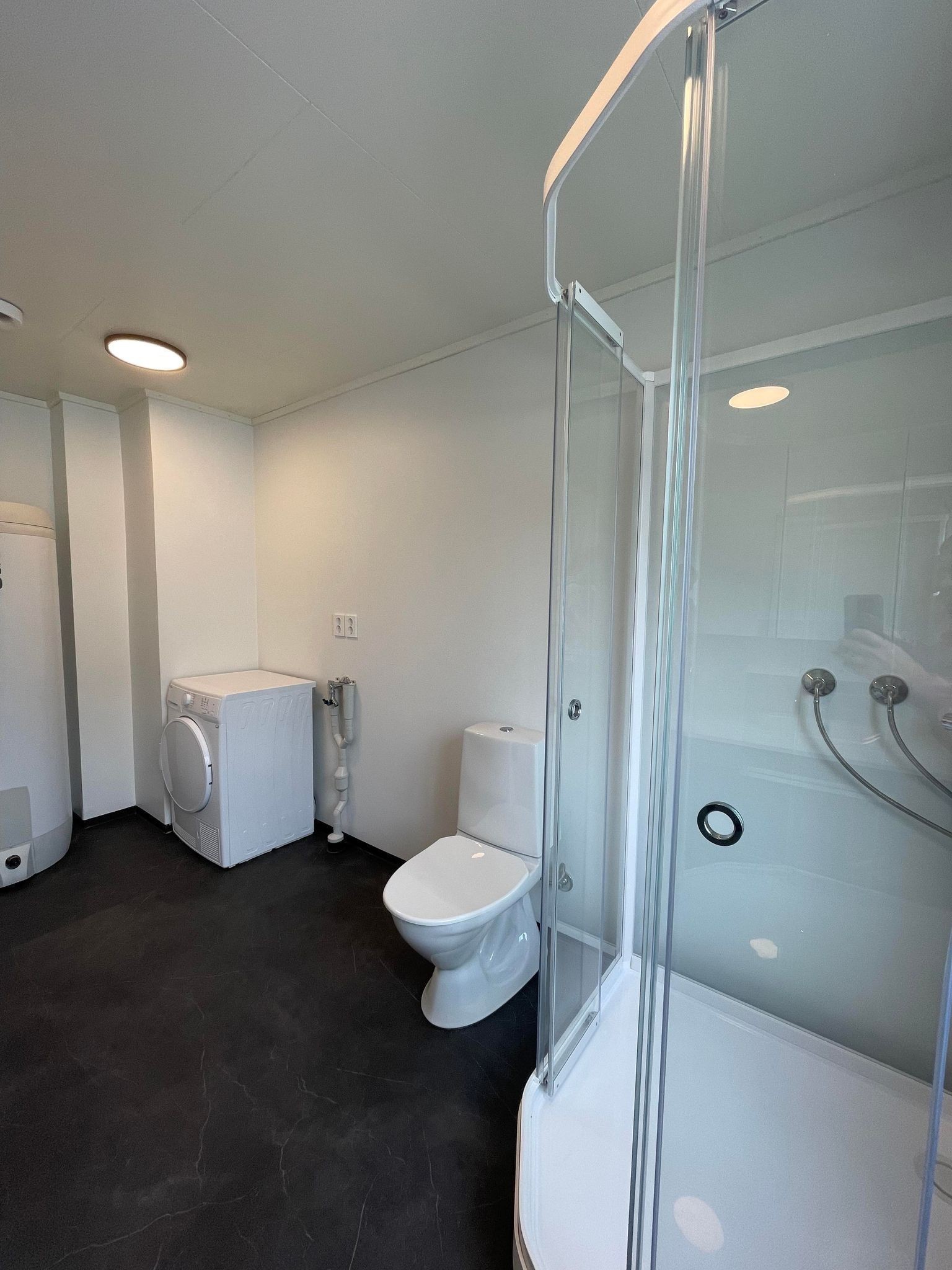 Vaskerom på bad 2.etg. 2x vaskemaskin + tørketrommel Galleribilde