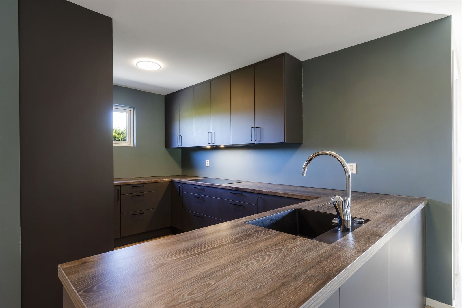 Det er rikelig oppbevaringsplass og arbeidsplass på kjøkkenbenk Galleribilde