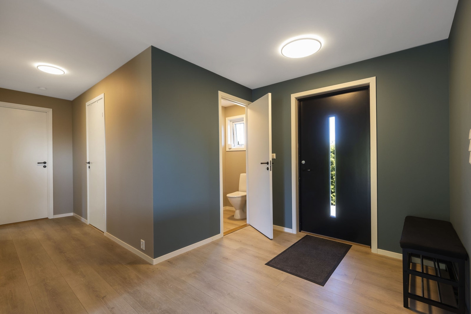 Boligen har eget toalettrom/gjestetoalett i tillegg til bad Galleribilde