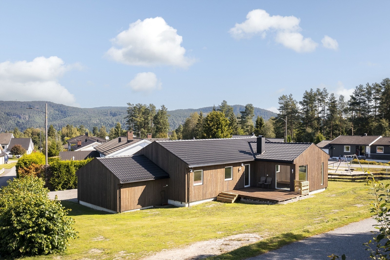 Helt ny kledning, vinduer, tak, etterisolering m.m Galleribilde