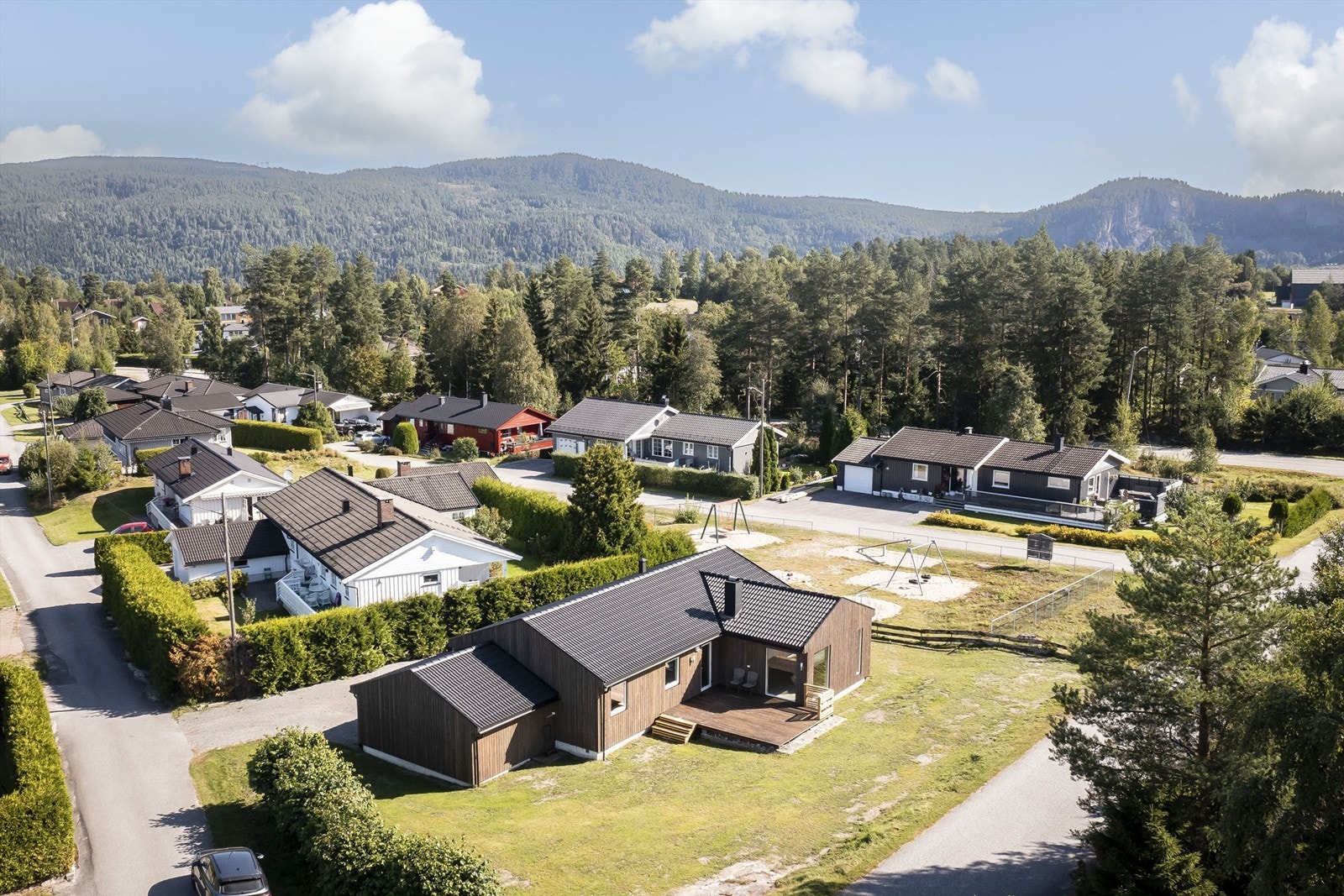 Eiendommen ligger fint til og grenser til lekeplass. Ypperlig for dere med barn. Galleribilde