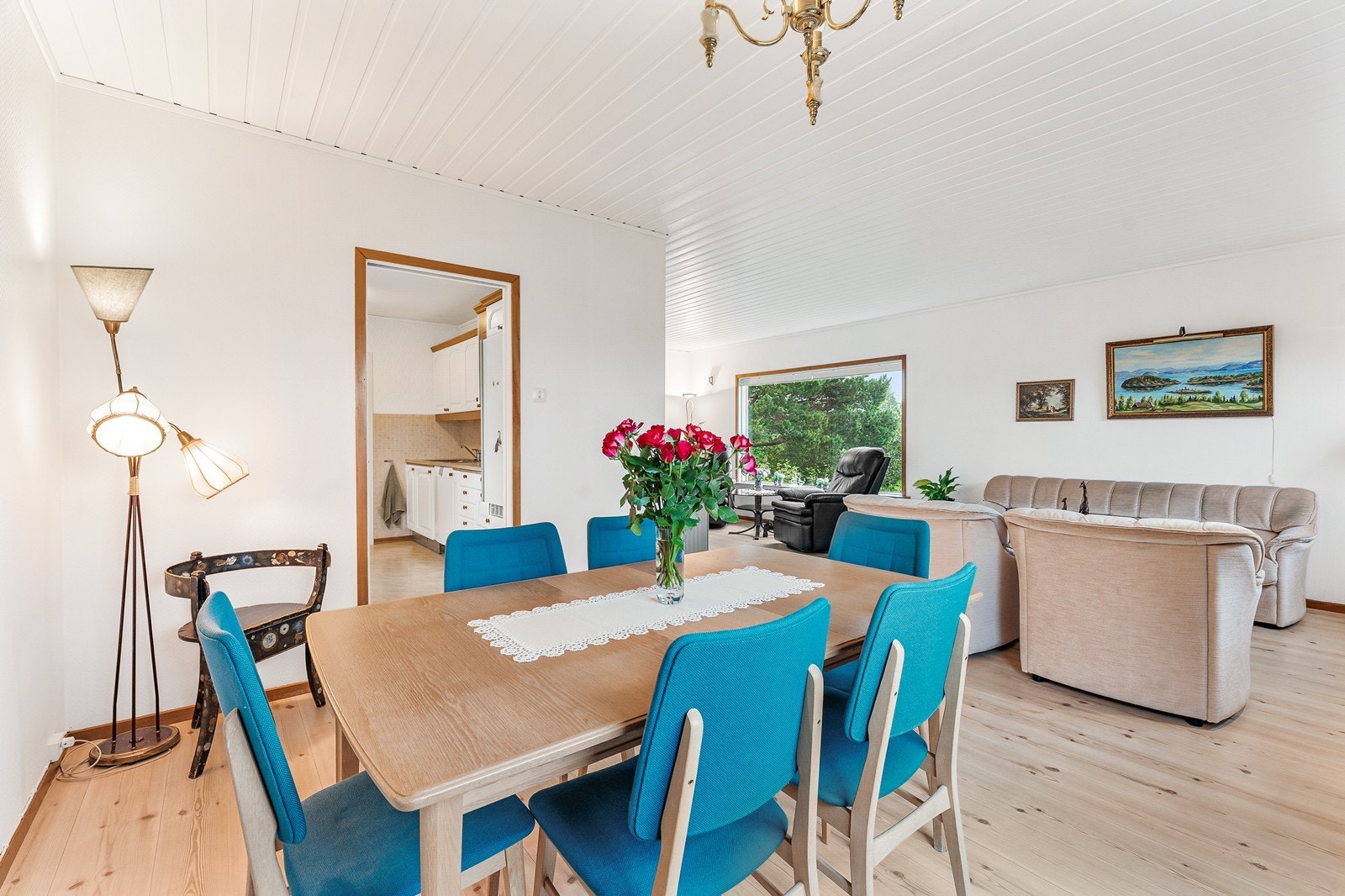 Spiseplassen ligger i direkte tilknytning til kjøkkenet, og vinduene i stue og kjøkken mot vest ble skiftet i 2014 Galleribilde