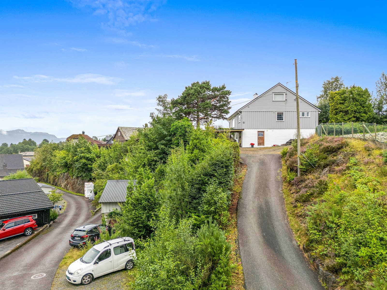 Parkeringsmulighet på nedre del av tomten. Galleribilde