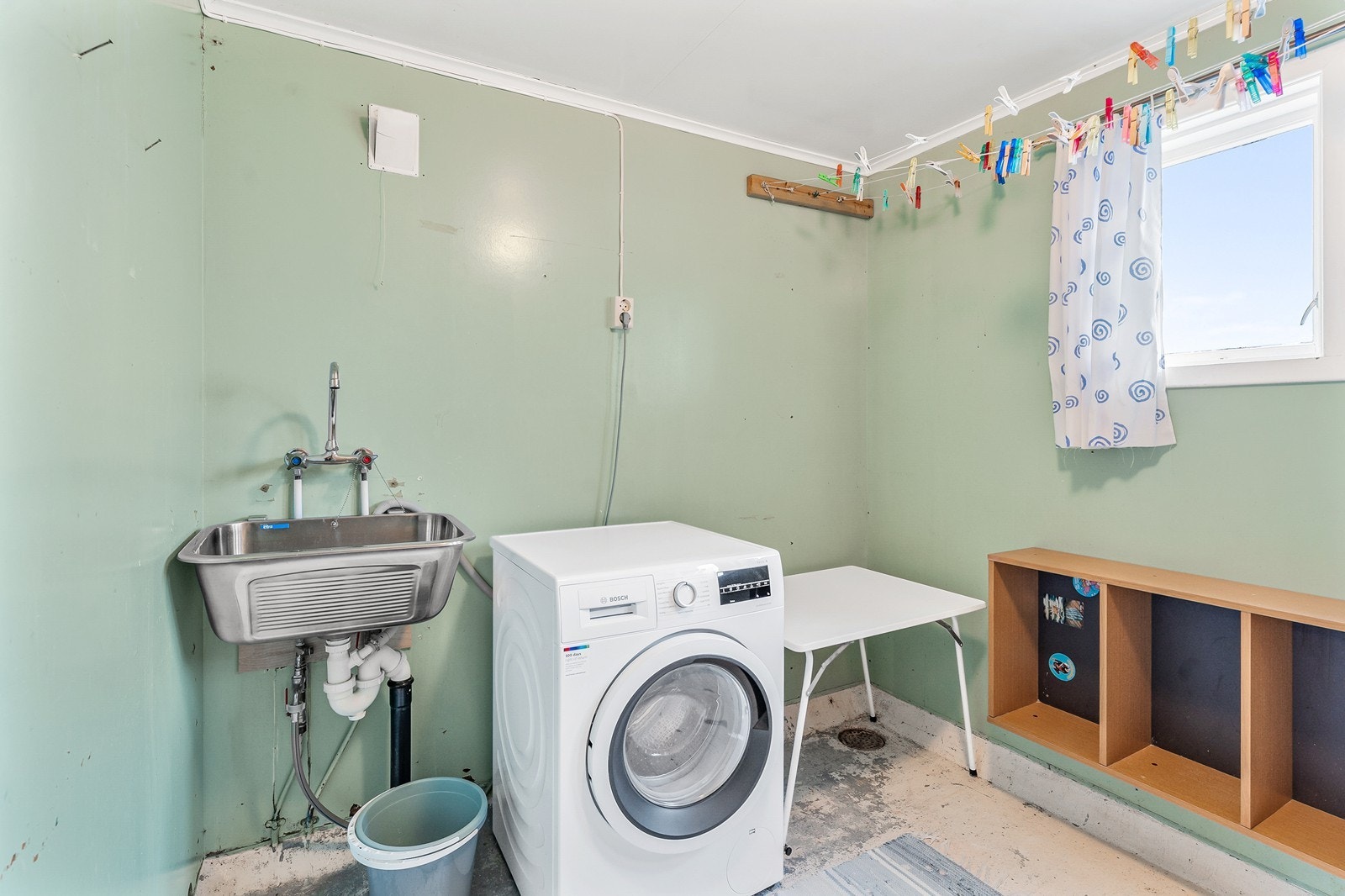 Videre finner man et praktisk vaskerom samt to boder med rikelig oppbevaringsplass Galleribilde