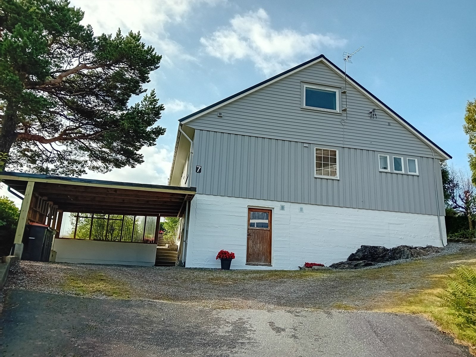 Gode parkeringsmuligheter på eiendommen. Galleribilde