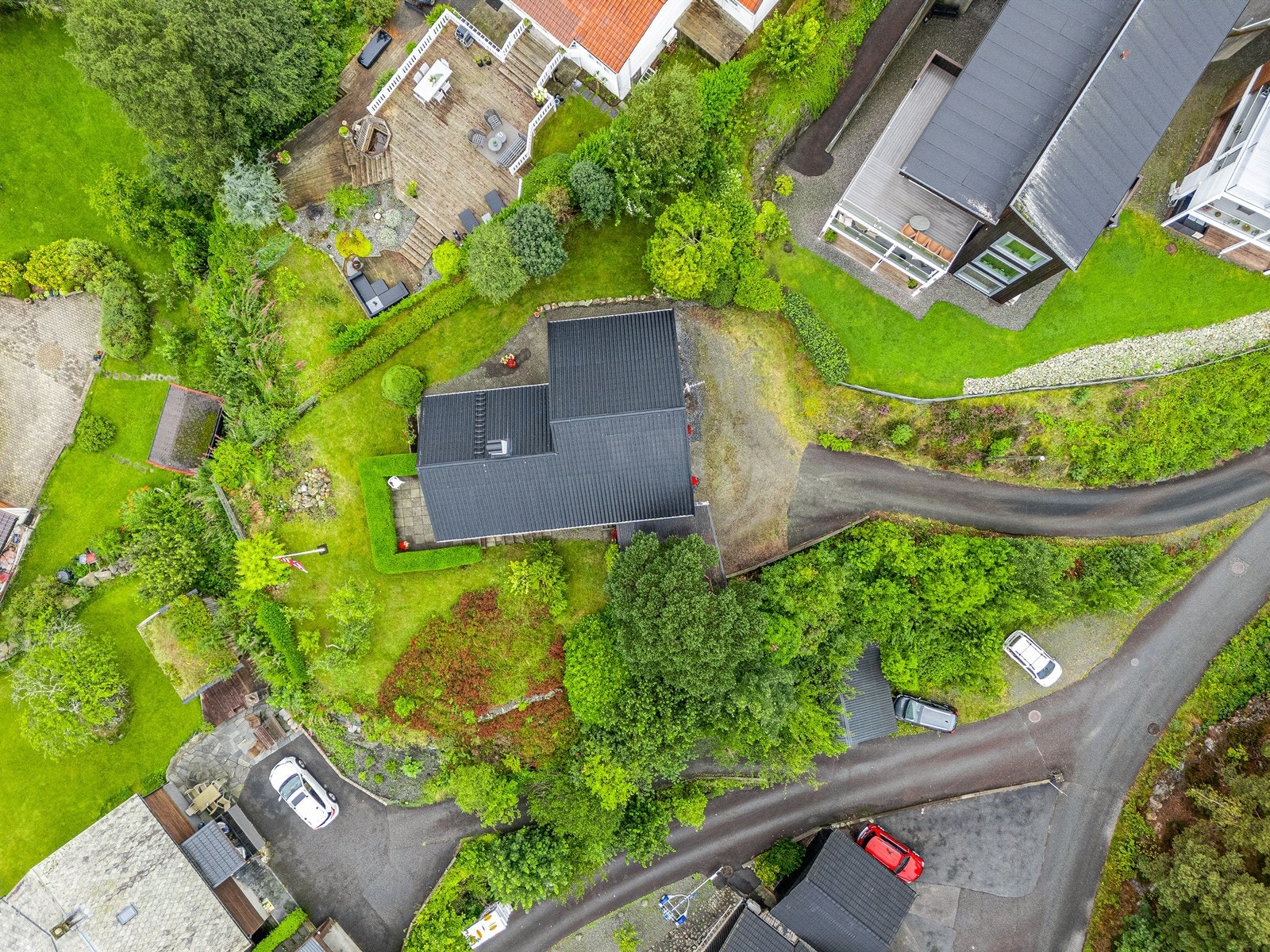 Tomten måler 906,8 m² og er pent opparbeidet med plen, hekk, prydbusker og terrasse på mark som gir gode uteplasser Galleribilde