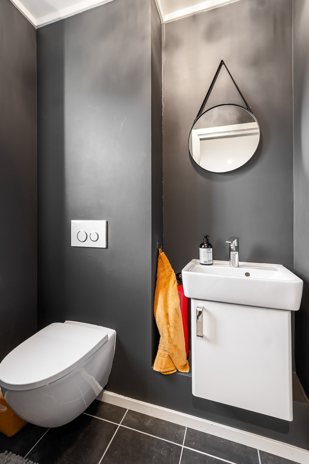 Praktisk toalettrom med vegghengt toalett og servant. Galleribilde