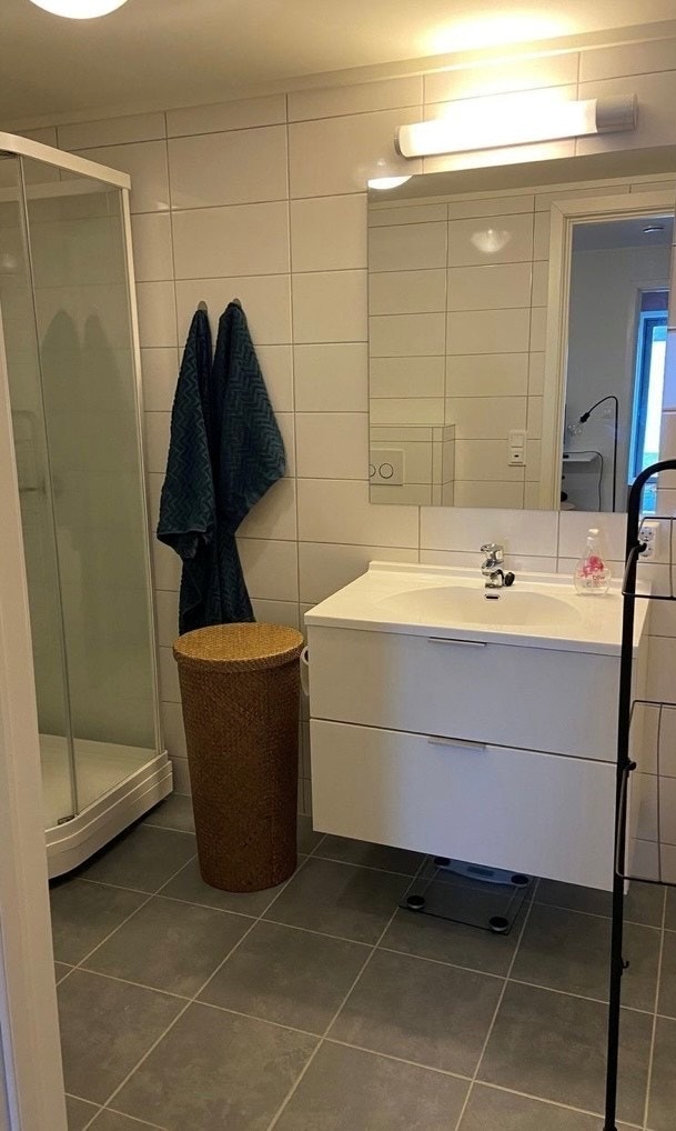 Hybel | pent flislag bad Galleribilde