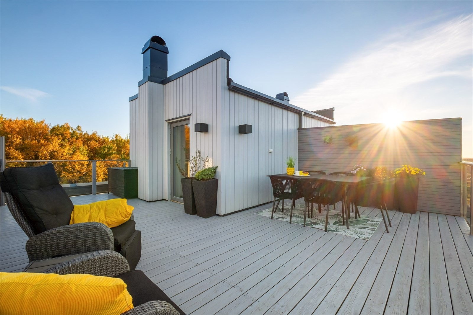 Boligen har en romslig takterrasse med flott utsikt og gode solforhold! Galleribilde