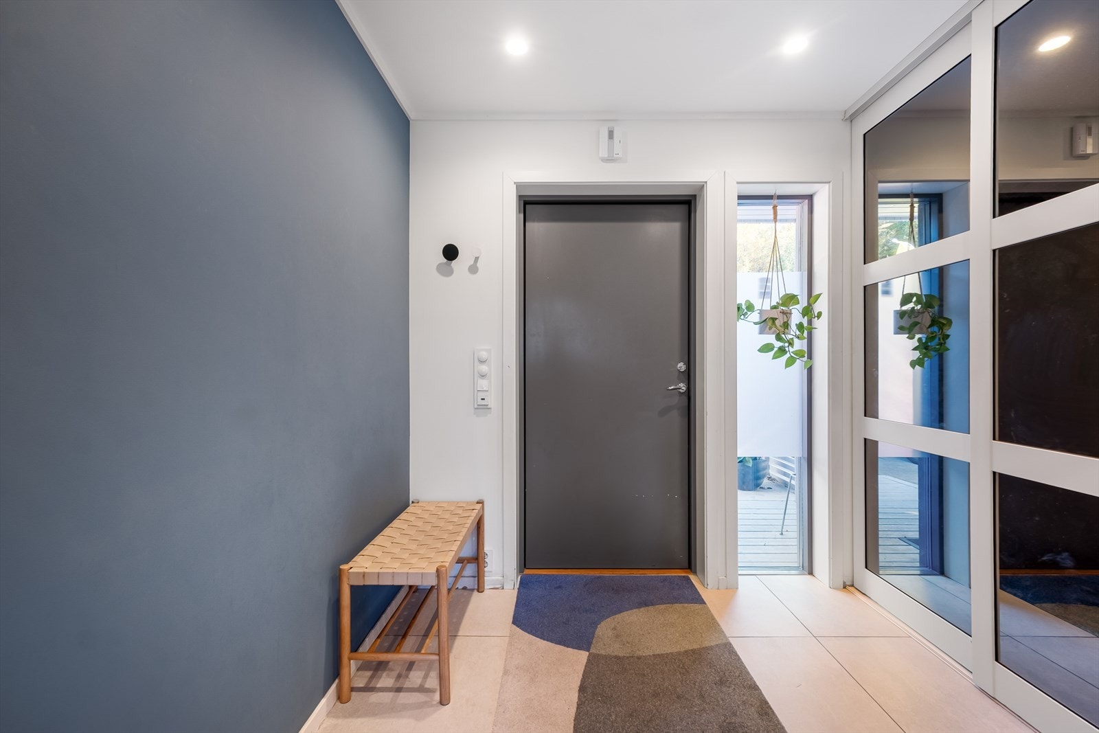 Hyggelig entré med god plass til oppbevaring i skyvedørsgarderobe. Galleribilde