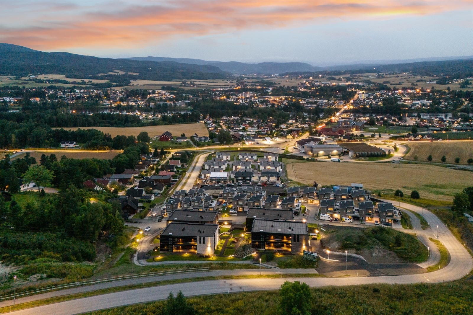 Området er nyetablert og svært barnevennlig med bl.a. kort vei til barnehage og ligger sentralt i forhold til gode serviceforhold i Hokksund sentrum. Galleribilde