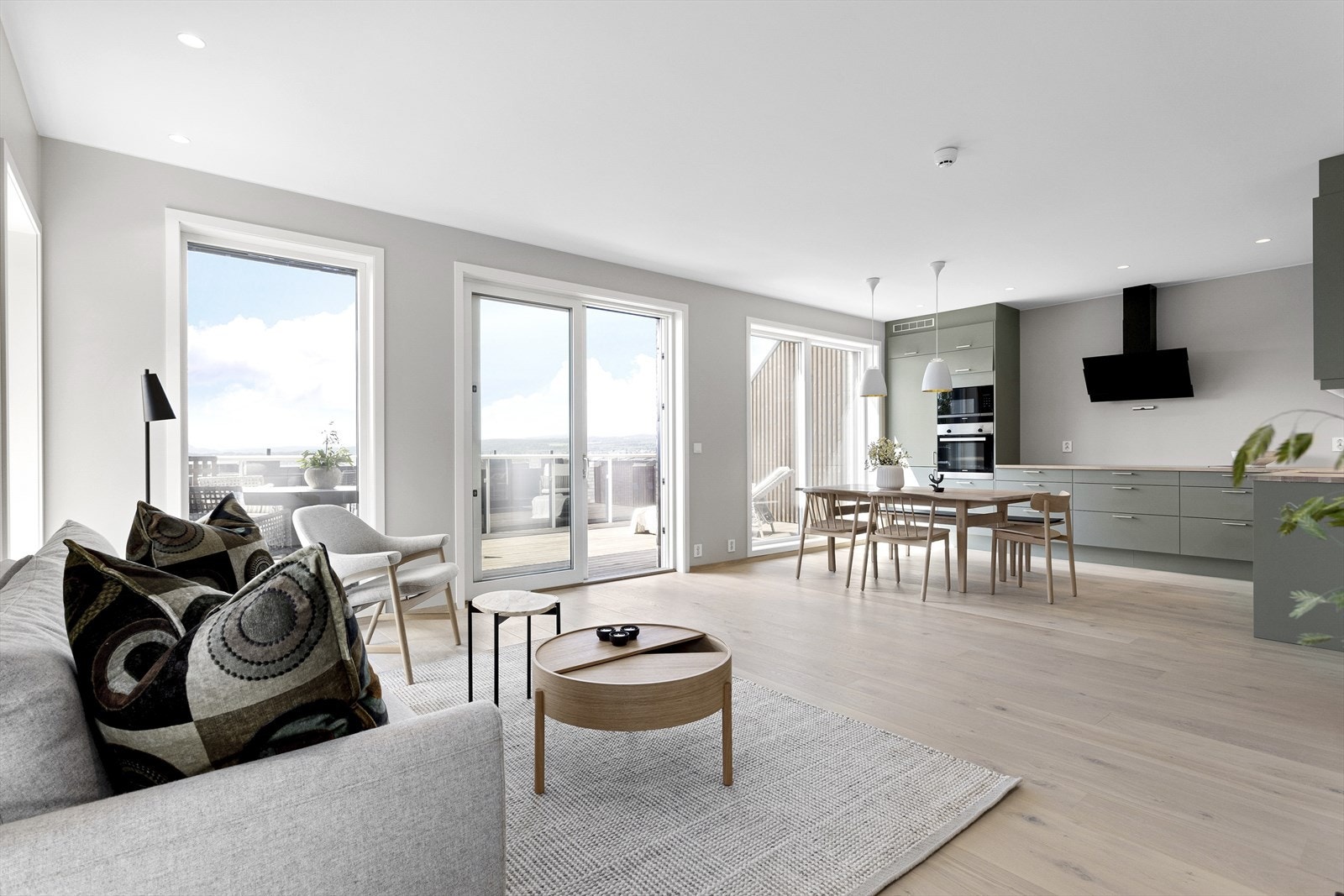 Leiligheten byr på en gjennomtenkt planløsning, store vindusflater og moderne standard. Galleribilde