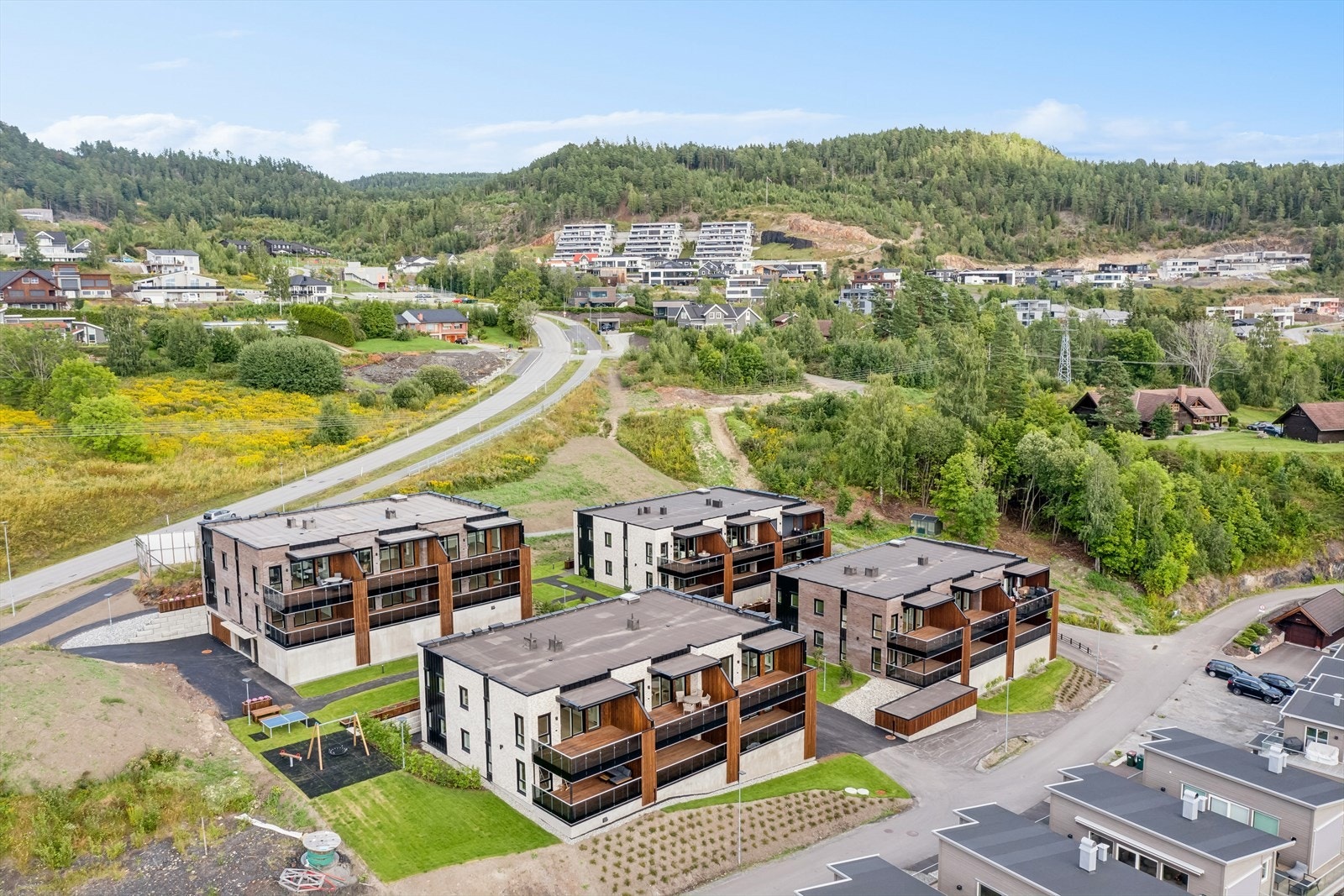 Ved rundkjøringen opp til Harakollen finner du i tillegg til Hokksund barneskole, en stor Kiwi-butikk samt en ny Padel-hall. Galleribilde