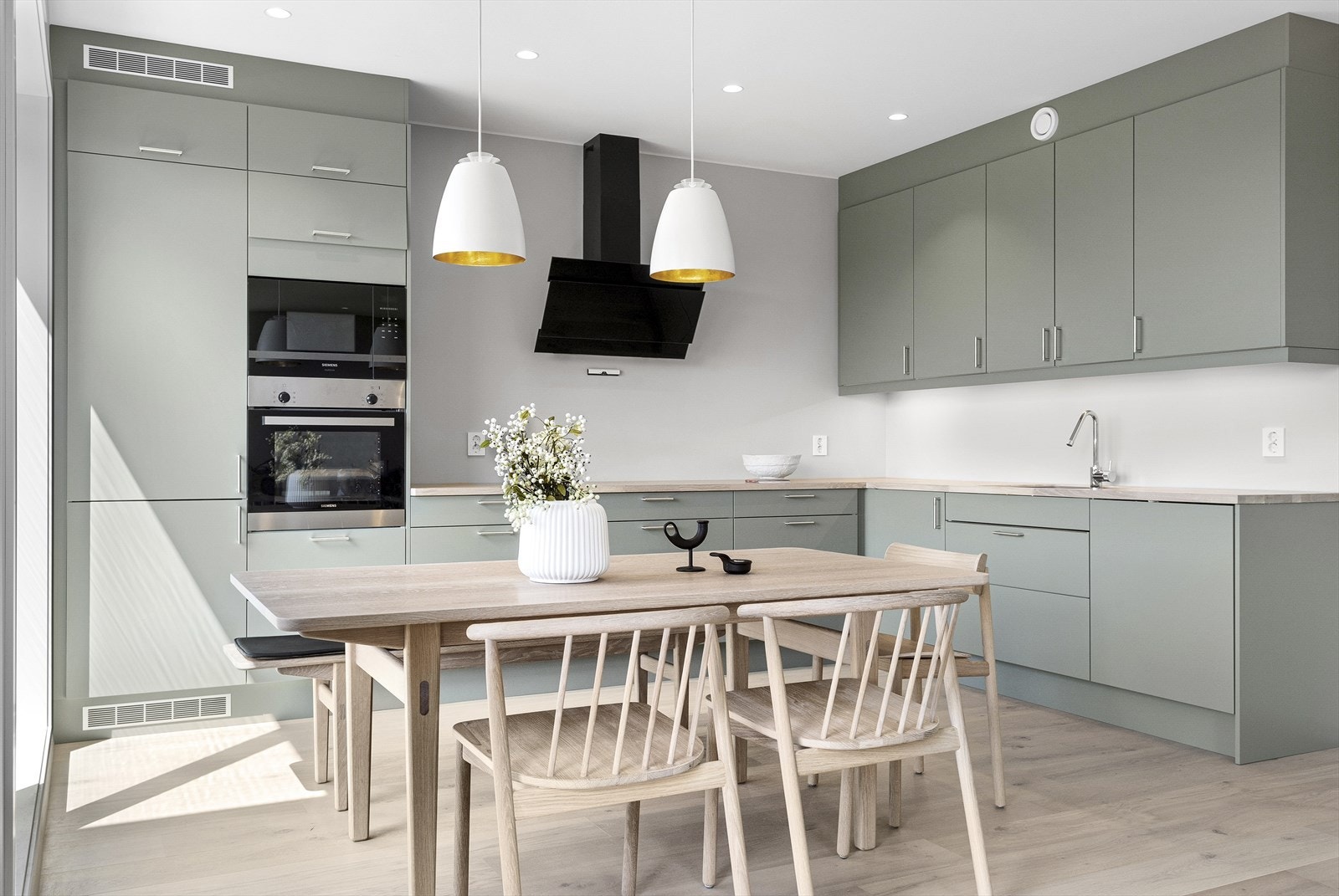 Lekkert kvalitetskjøkken fra Norema med integrerte hvitevarer. Galleribilde