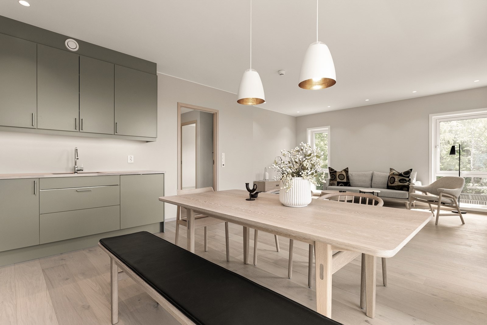 Stue og kjøkken har gode møbleringsmuligheter med god plass til sofa og spisebord. Galleribilde