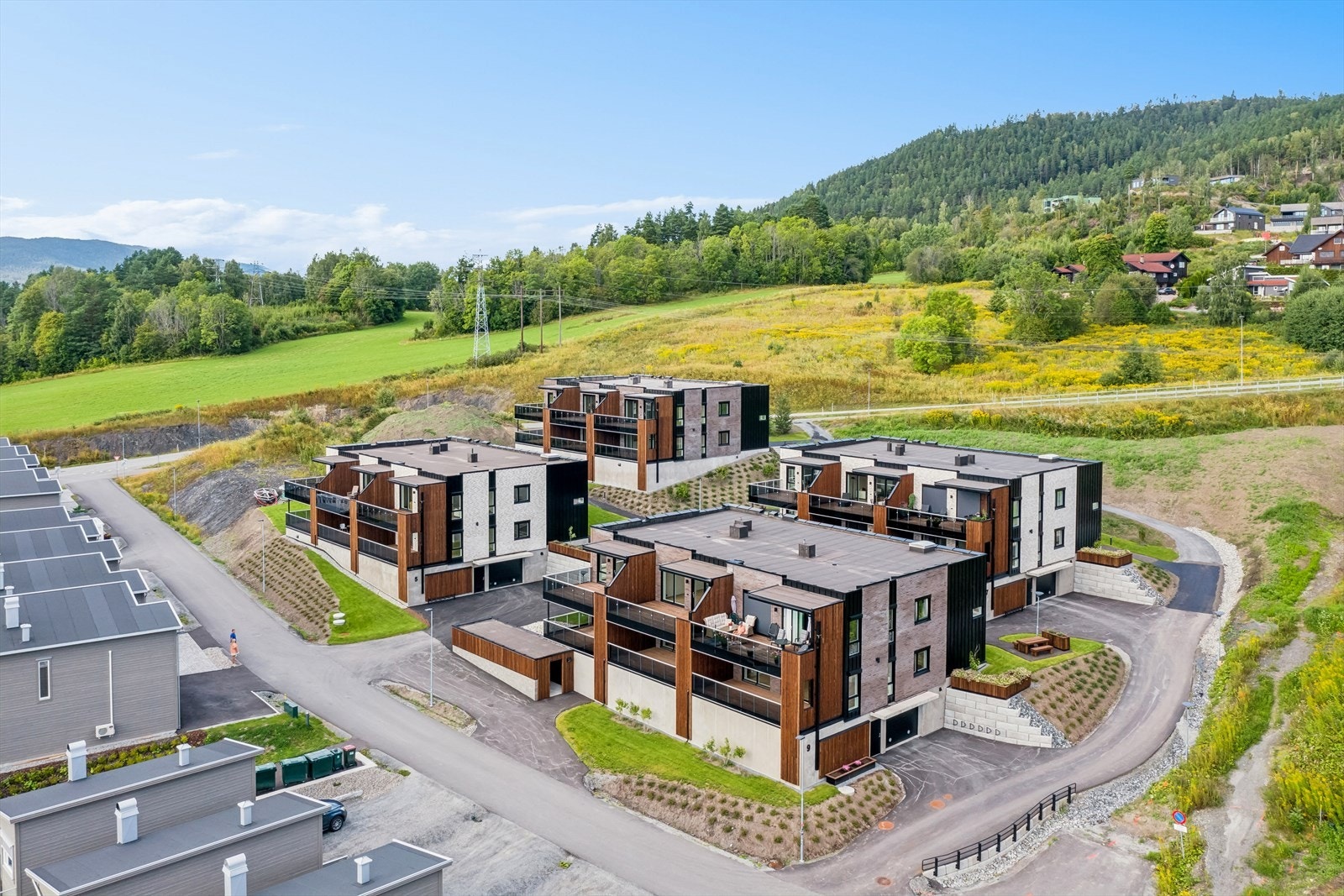 Hokksund er en trivelig småby med ca. 8000 innbyggere og er et naturlig kommunesenter i Øvre Eiker kommune. Med tog er det ca. et kvarter til Drammen og ca. tre kvarter til Oslo. Galleribilde