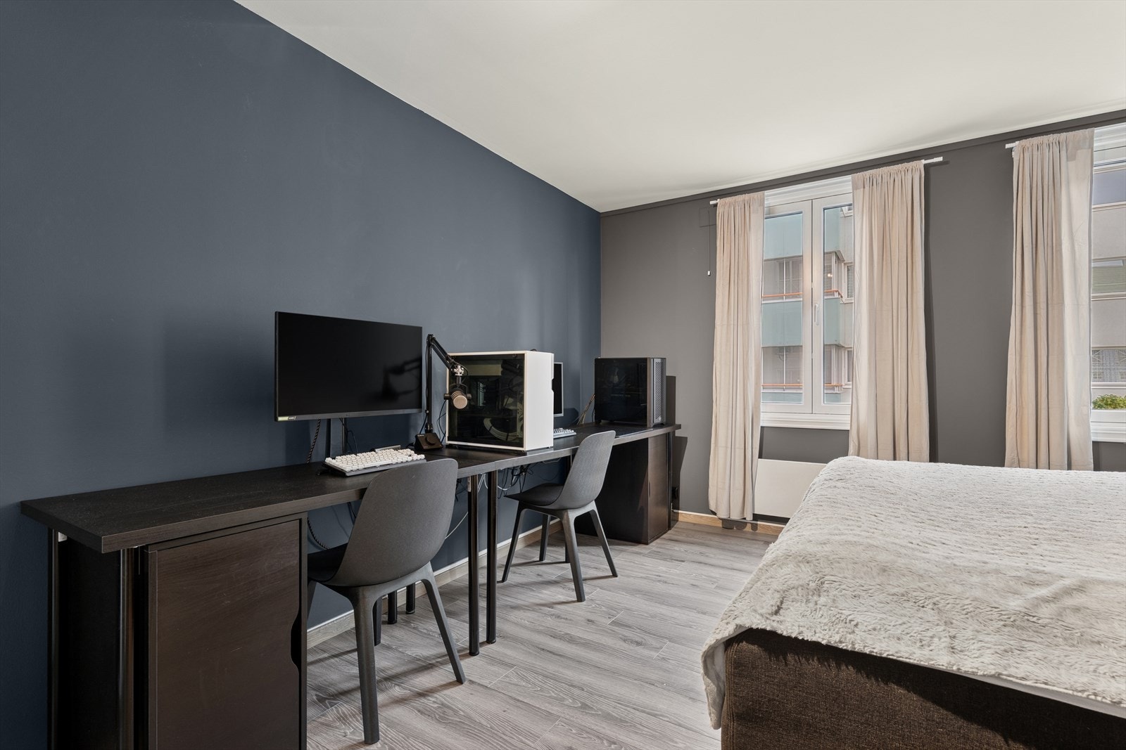 Soverommet har god plass til dobbeltseng, nattbord og annet ønsket møblement. Galleribilde