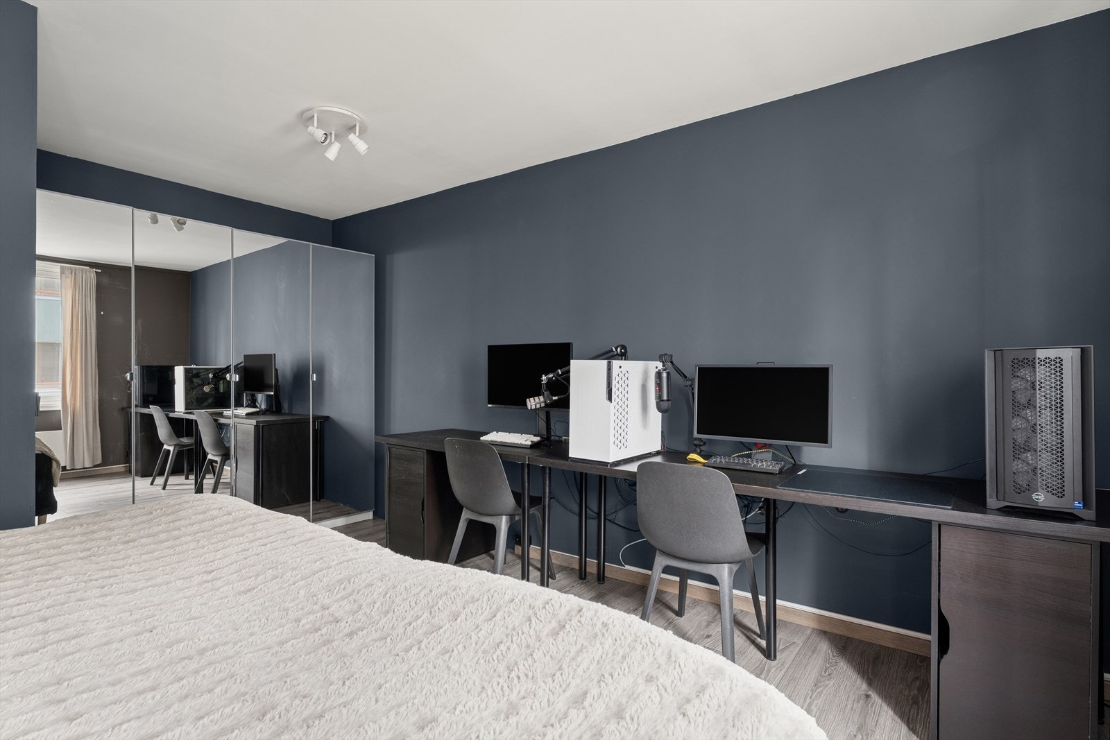 Klær og annet kan ryddes pent bort i det praktiske garderobeskapet med speilfronter. Galleribilde