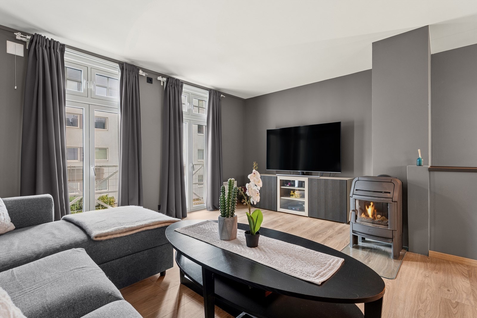 En trivelig vedovn bidrar med både varme og stemning på kalde dager, og skaper en lun og hyggelig atmosfære i rommet. Galleribilde