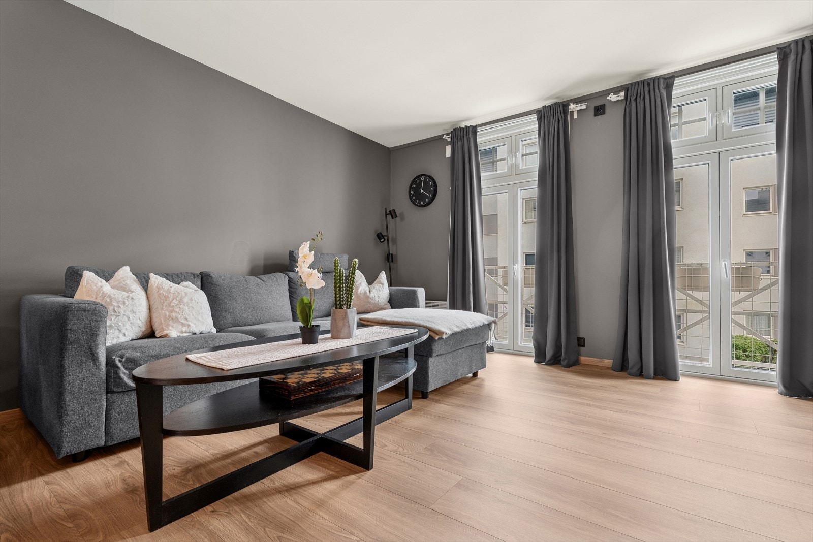 Store vindusflater, kombinert med to franske balkonger, slipper inn rikelig med dagslys og skaper en lys, luftig og innbydende atmosfære i rommet. Galleribilde