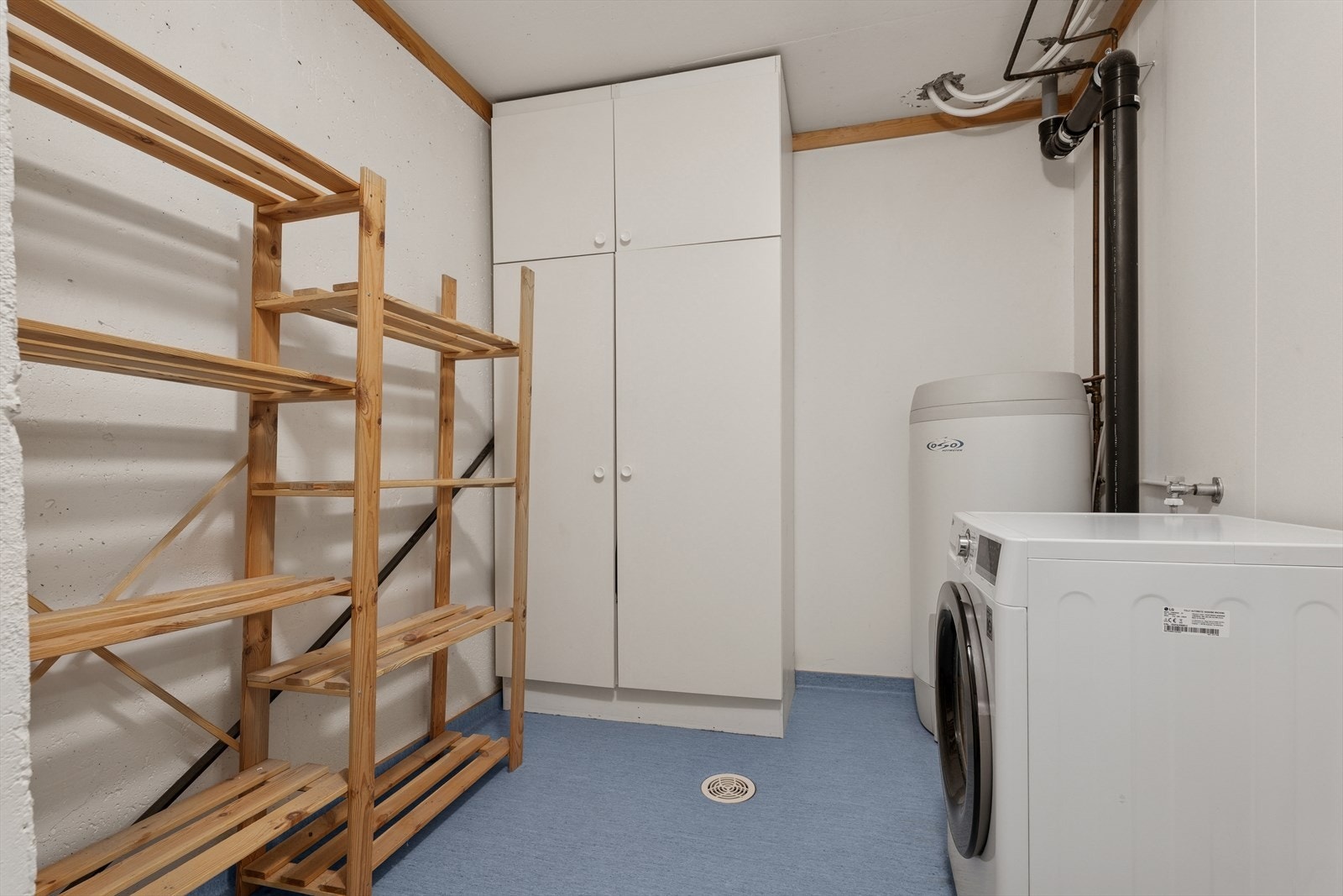 Vaskerom med opplegg for vaskemaskin. Merk: Rommet er opprinnelig godkjent som bod, og bruksendring er ikke omsøkt. Se punktet "ferdigattest" i salgsoppgaven for mer informasjon. Galleribilde