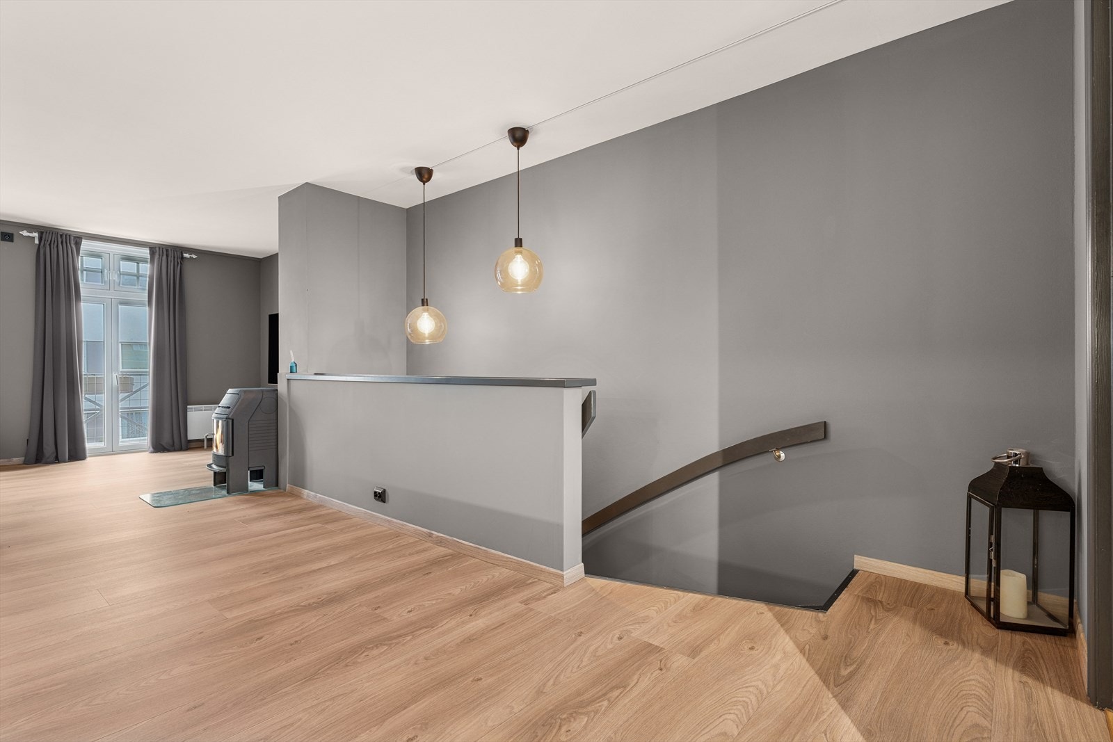 Stue med trappeadkomst til underetasjen. Galleribilde