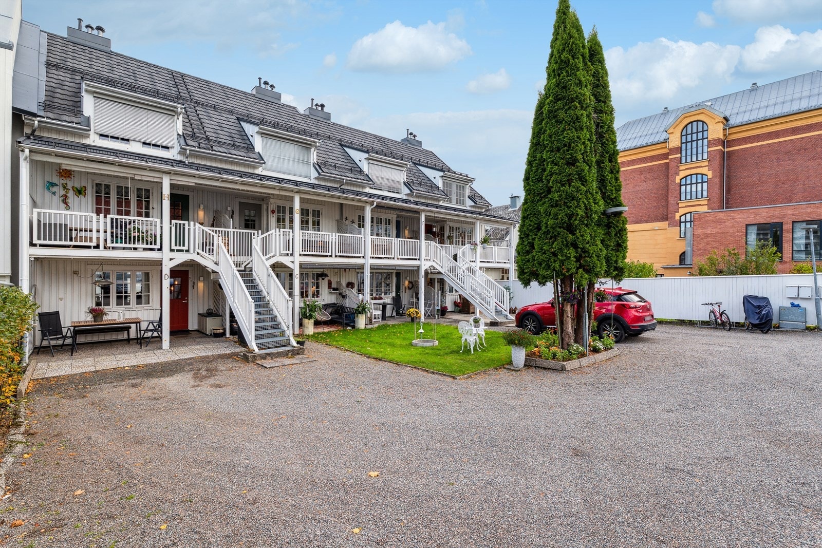 Borettslagets tomt er pent opparbeidet med gruslagte arealer, gressplen og diverse beplantning. Galleribilde