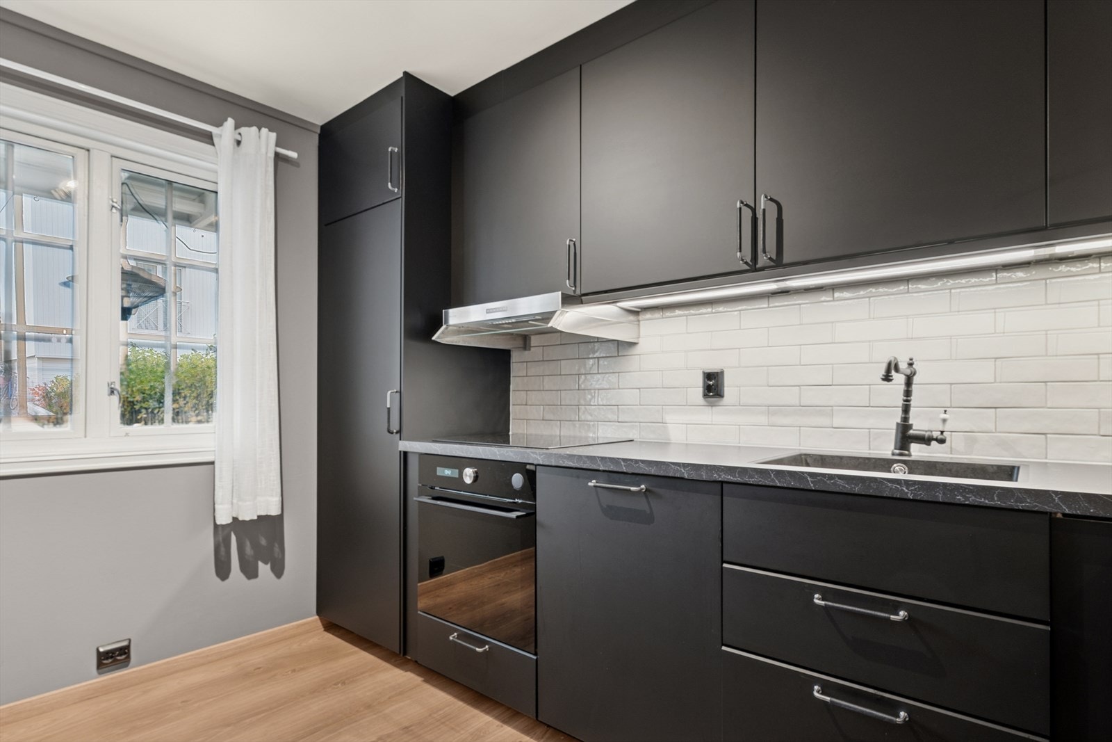 Innredningen har glatte fronter på både over- og underskap som gir et elegant uttrykk. Galleribilde