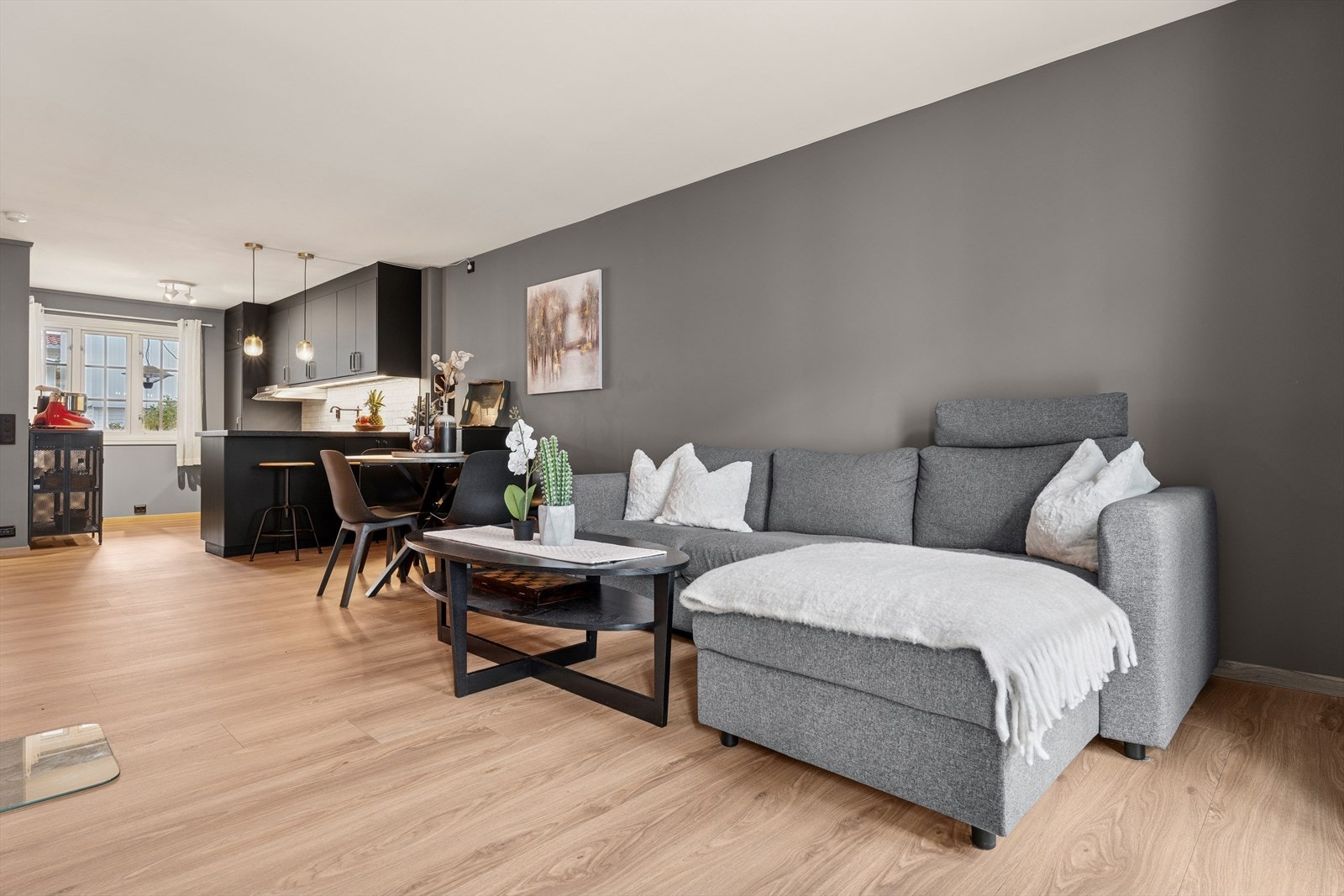 Oppholdsrommets utforming gir gode muligheter for naturlig soneinndeling. Galleribilde