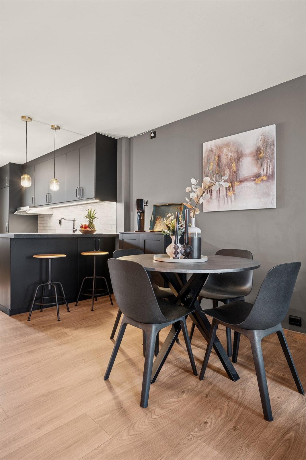 Spisegruppen kan med fordel plasseres mellom kjøkkensonen og stuedelen, noe som skaper en naturlig overgang og god flyt i rommet. Galleribilde