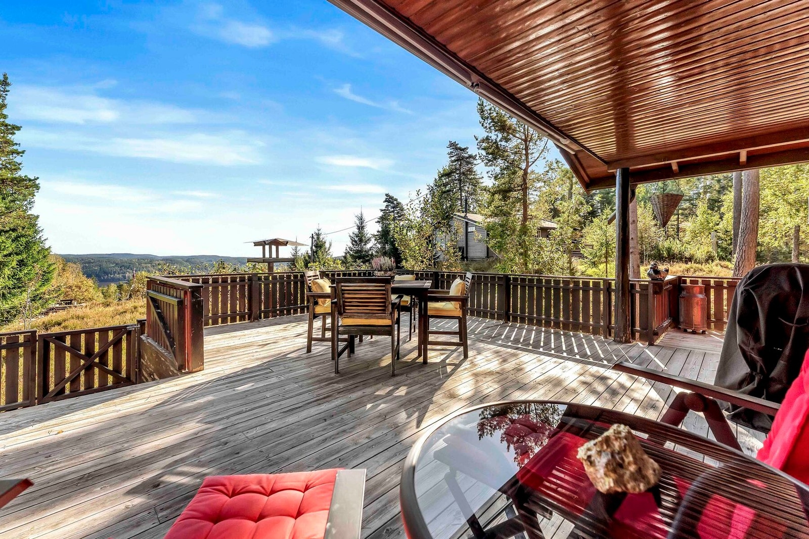 Deler av terrassen er overbygd. Galleribilde