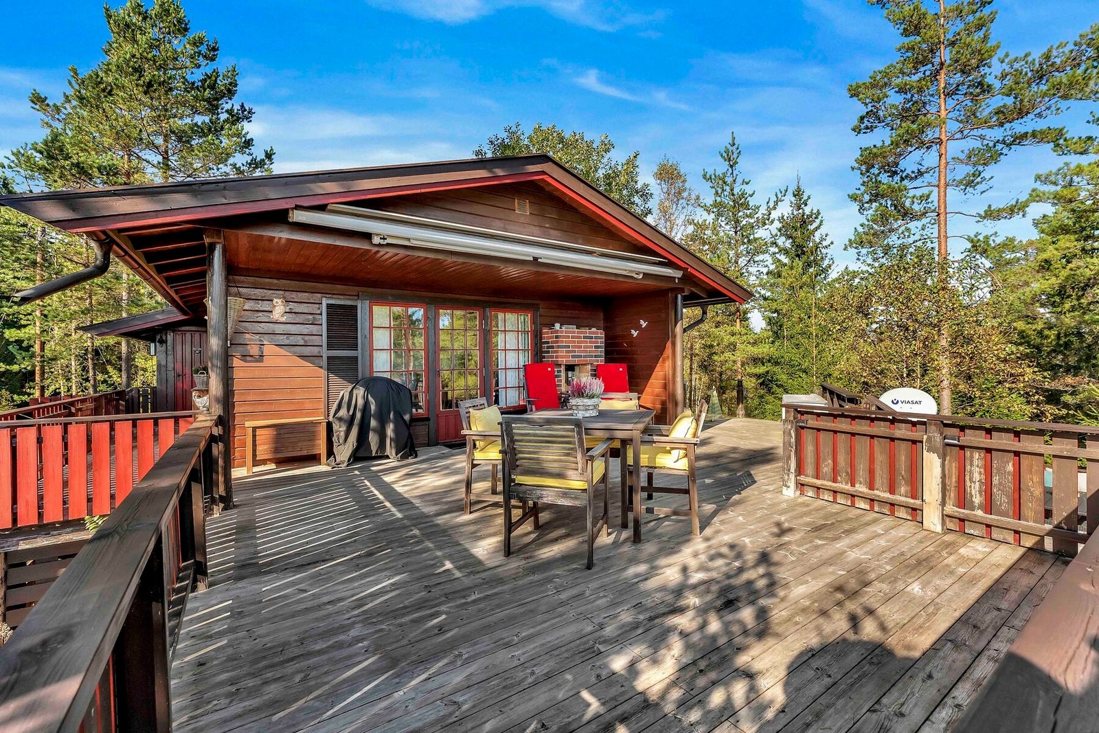 Det er en flott utepeis på terrassen. Galleribilde