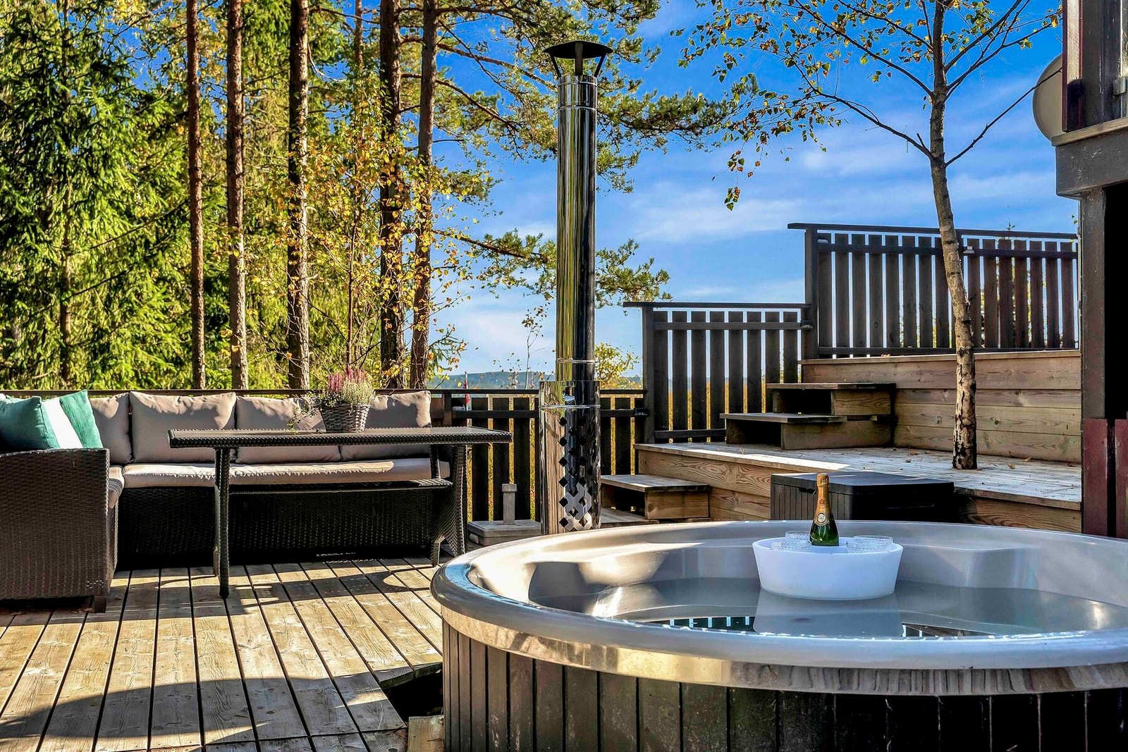 Stampen ligger skjermet til på nedre del av terrassen. Galleribilde