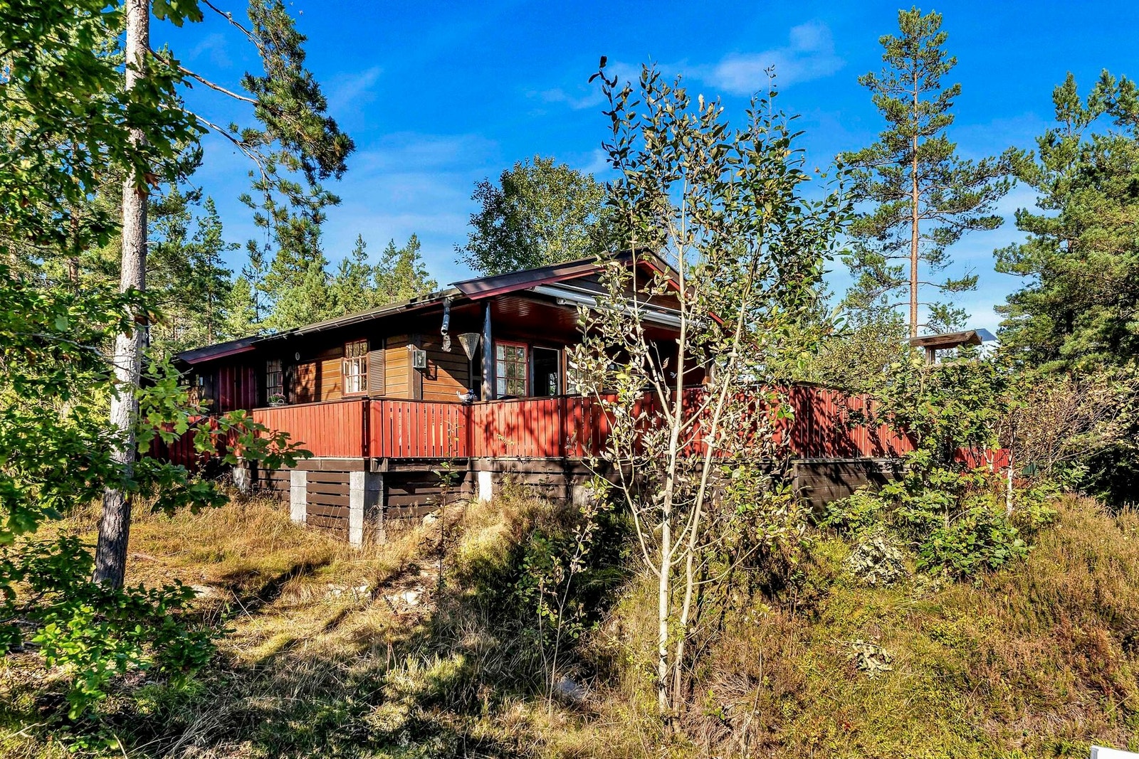 Fritidsboligen ligger godt skjermet tett på naturen. Galleribilde