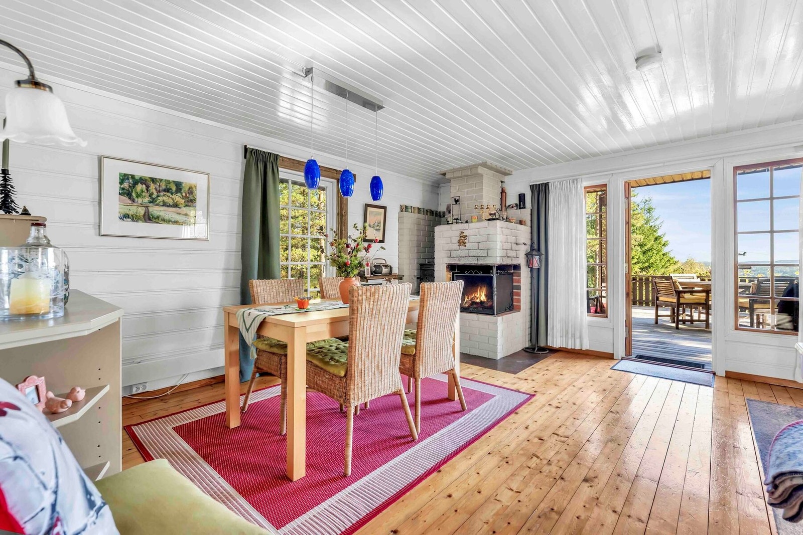 Det er en peisovn som varmer godt i stuen. Galleribilde