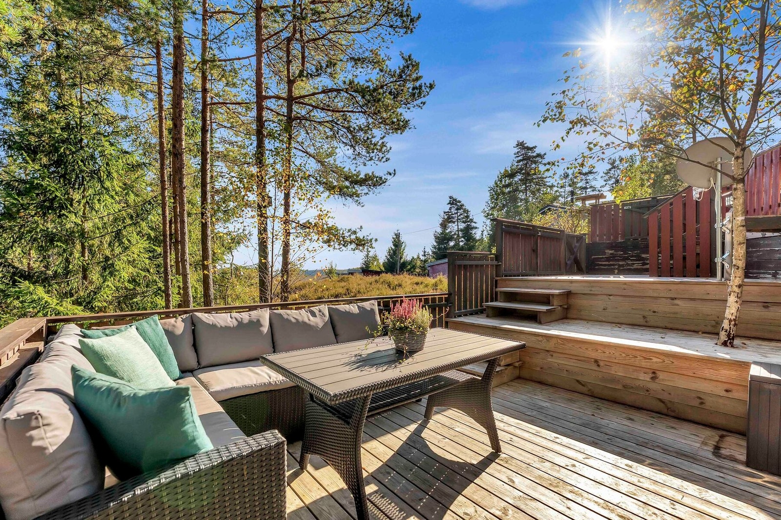 En av de mange solrike uteplassene på terrassen. Galleribilde