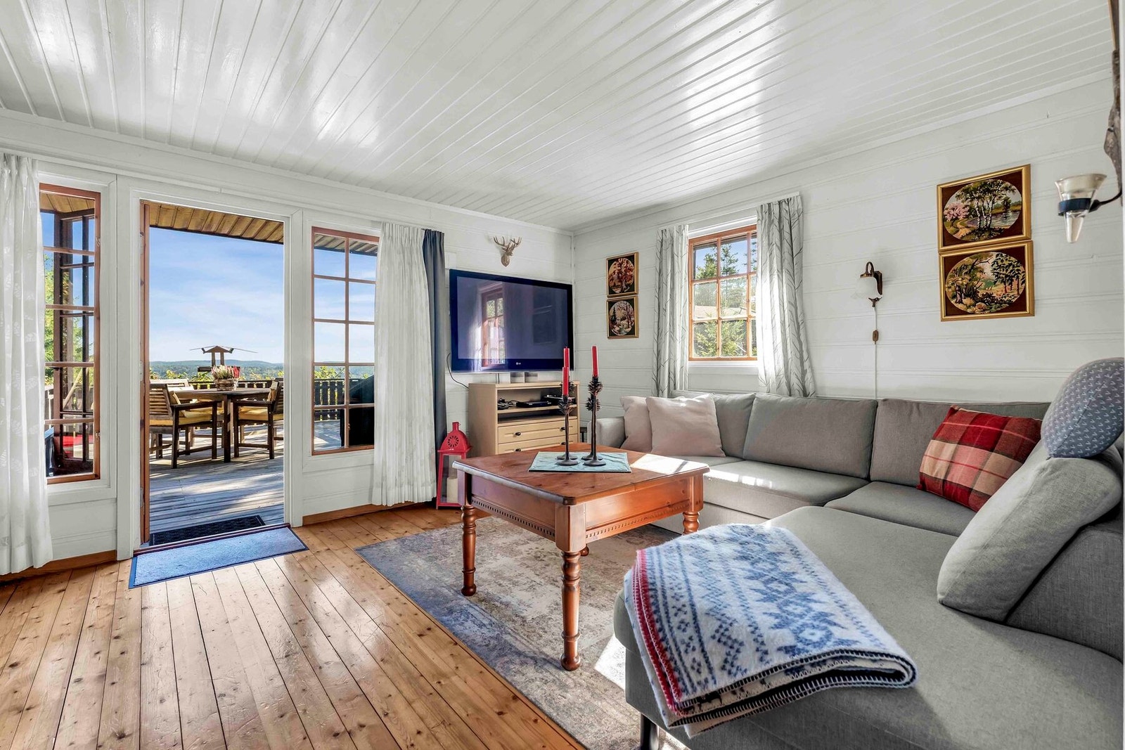 Det er en lys og koselig stue med utgang til solrik terrasse med flott utsikt. Galleribilde